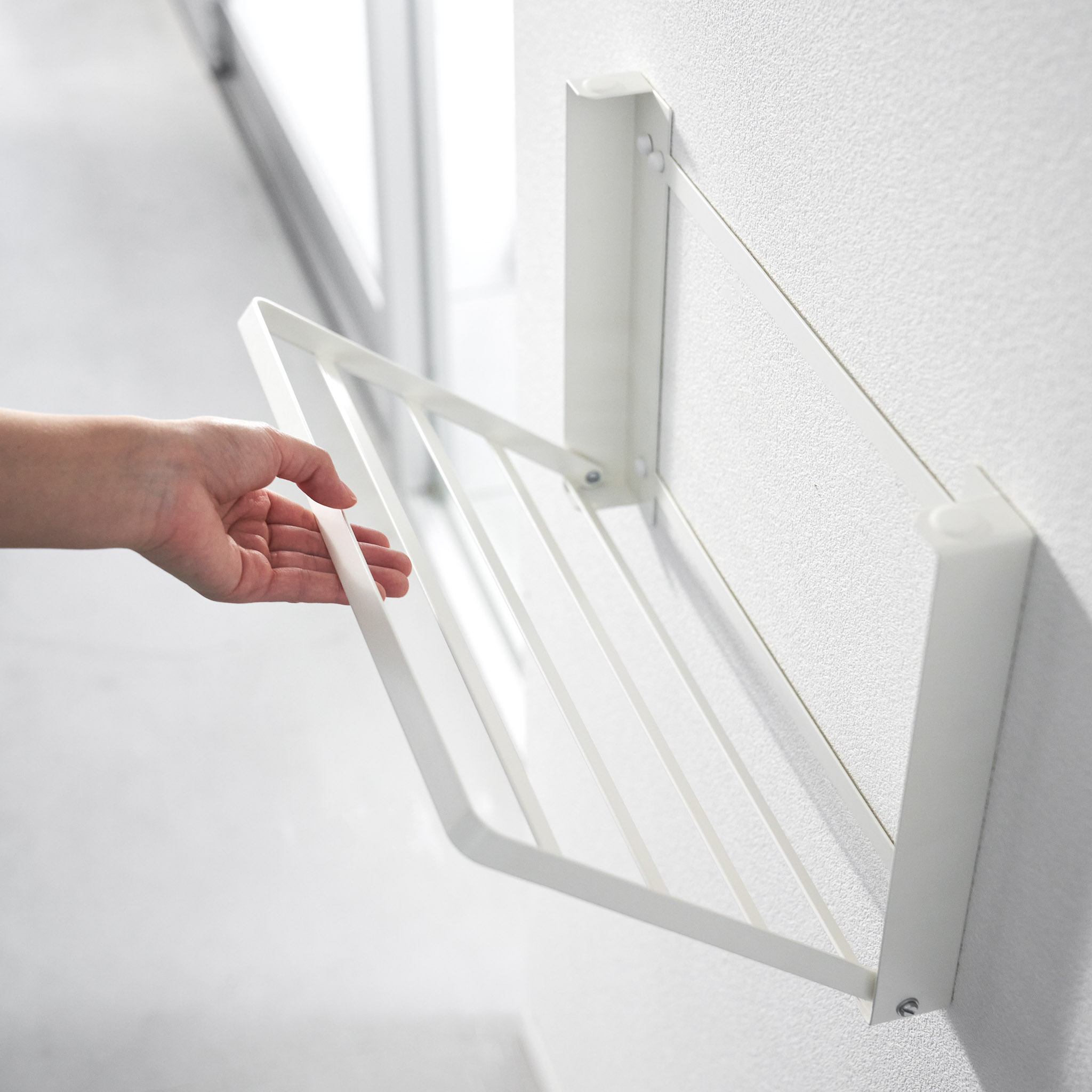 Faltbares Ablagefach : Lässt sich bei Nichtgebrauch platzsparend auf eine Tiefe von 4 cm zusammenfalten