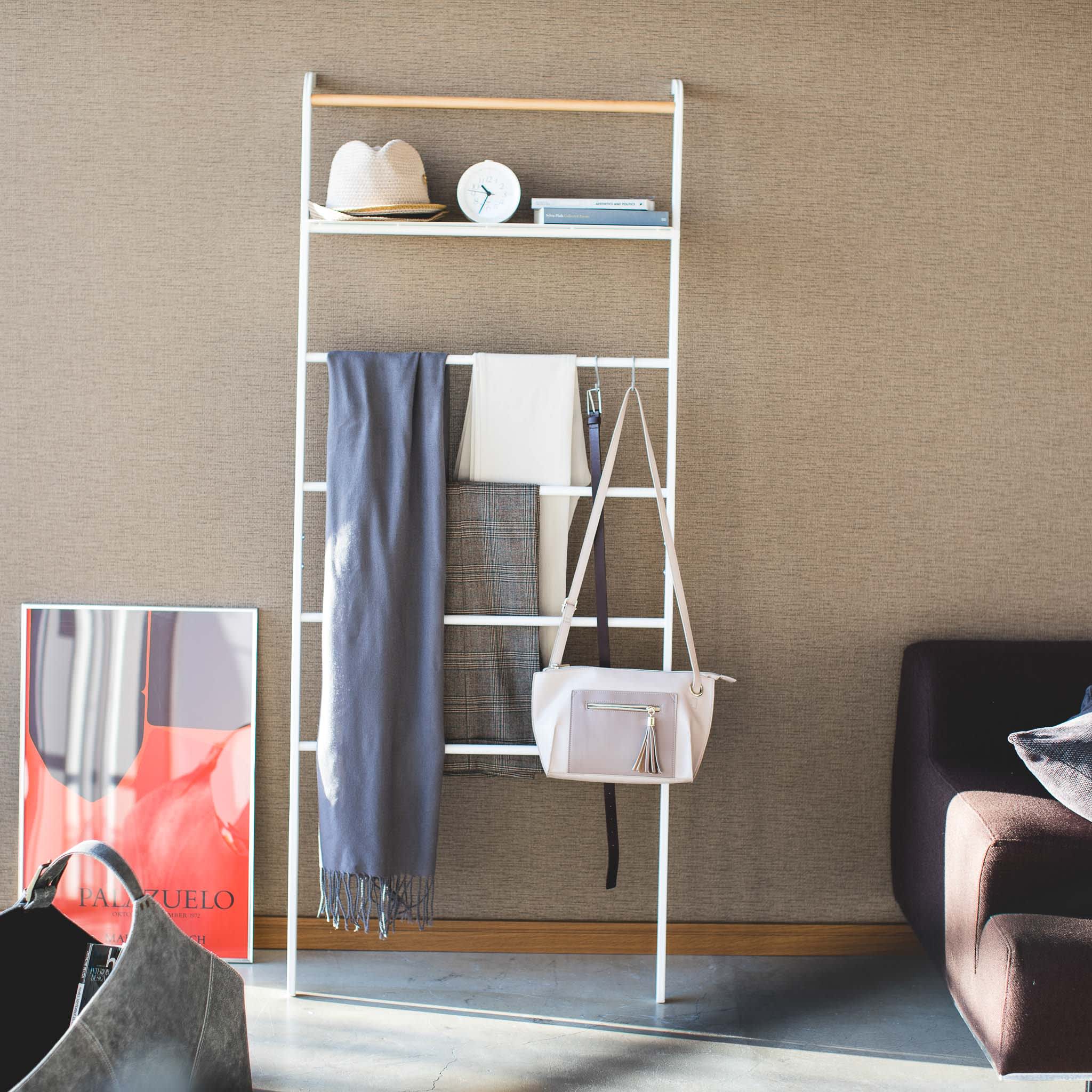Leaning Ladder with Shelf : Flexible Placement Options