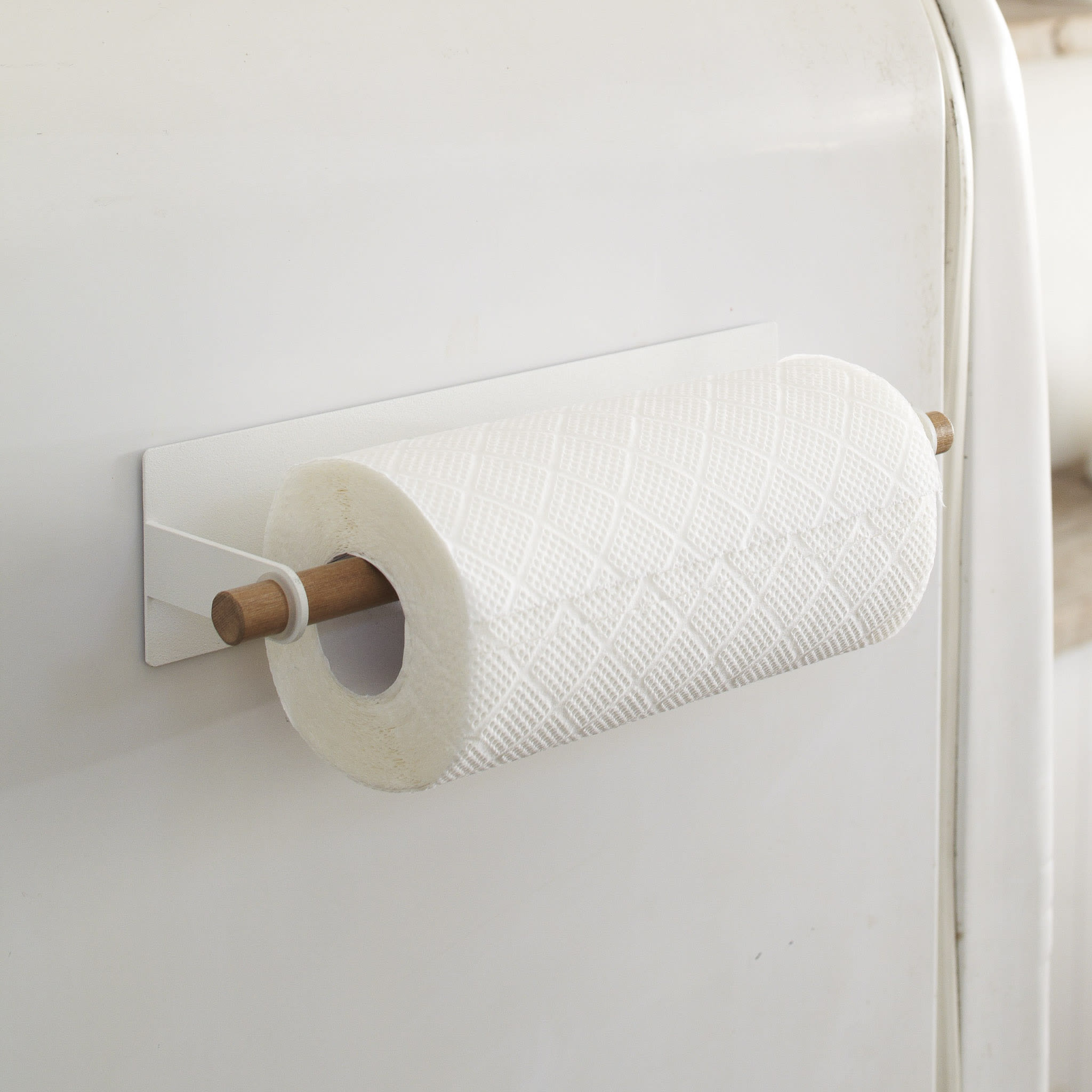 Magnetic Paper Towel Holder : Magnetic Attachment