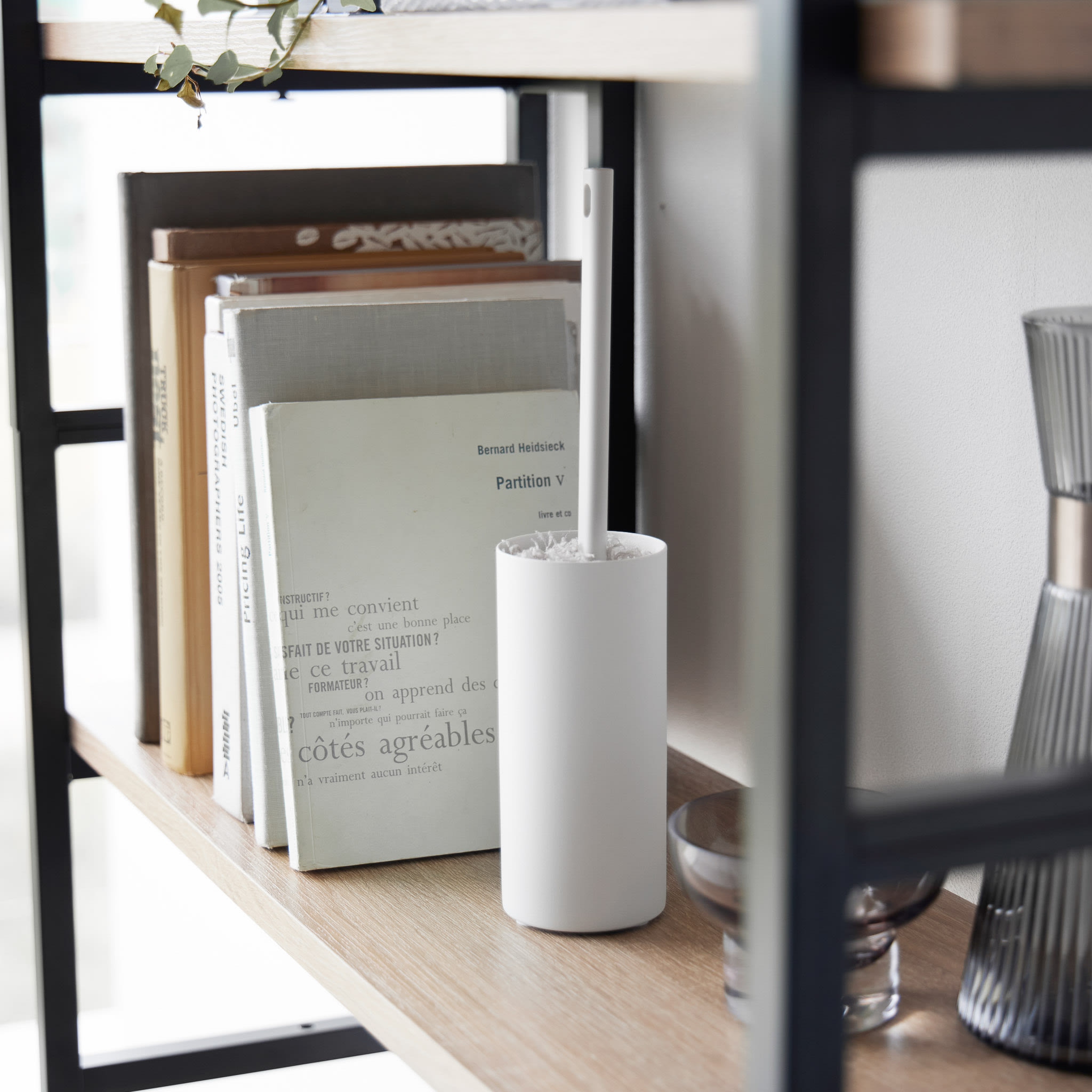 Lint Roller Holder : Discreet Storage