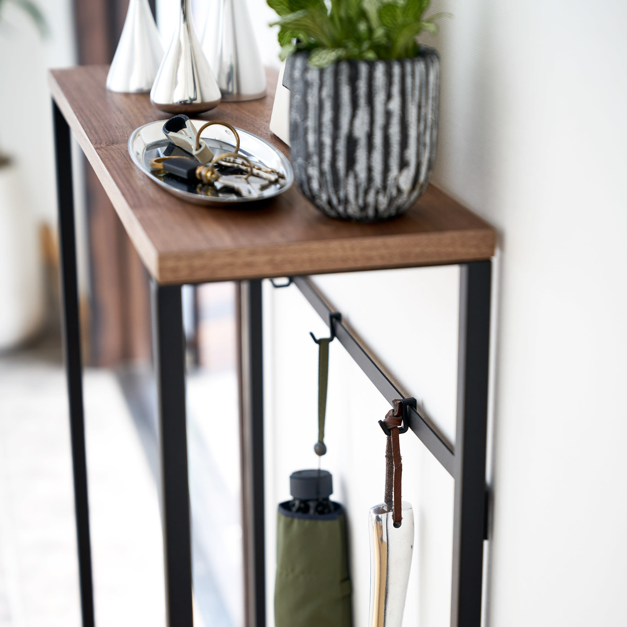 Konsolentisch : Schlankes Gestell für schmale Räume