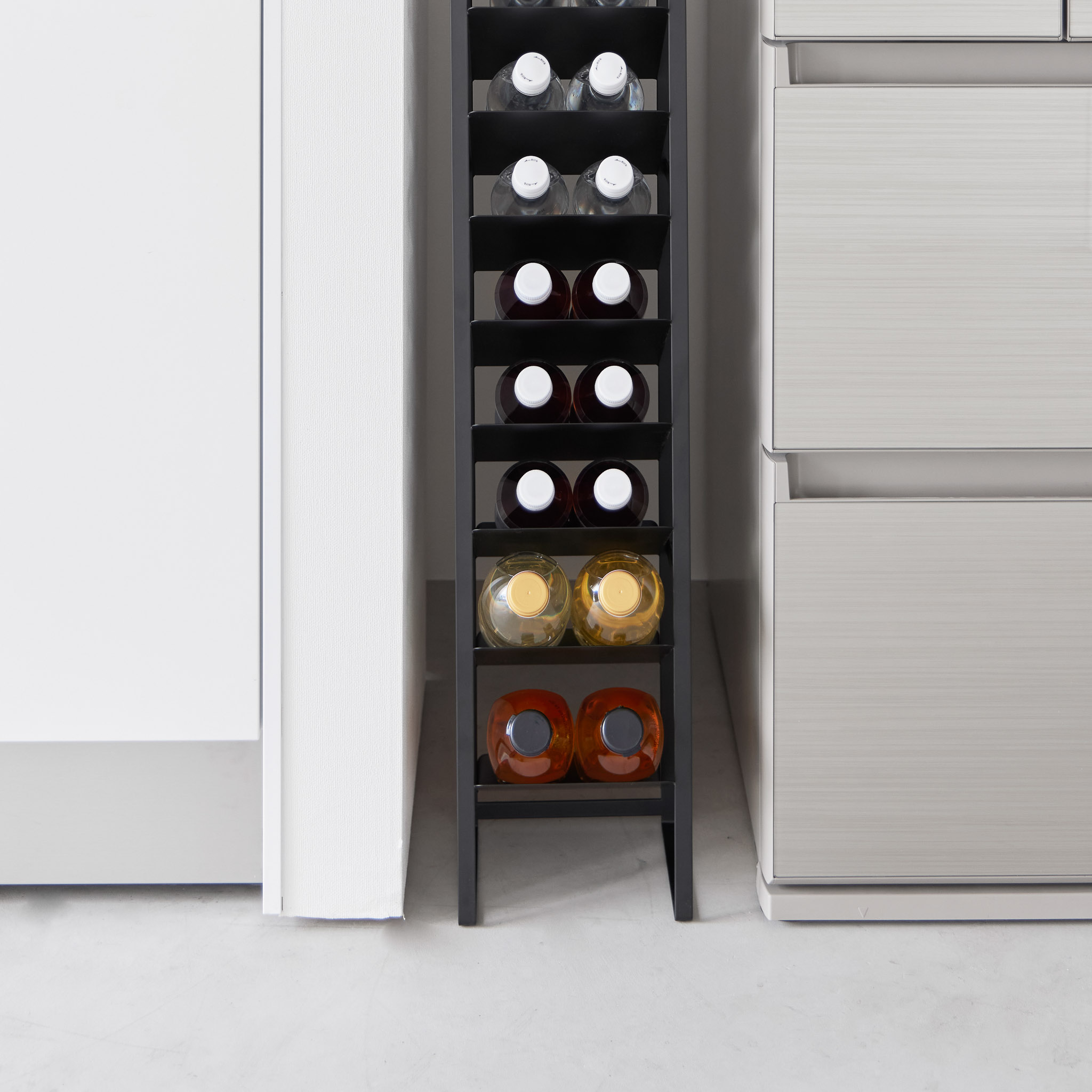 8-stöckiges Flaschenregal mit Holzaufsatz : Minimalistisches, schlankes Design, perfekt für enge oder schmale Räume
