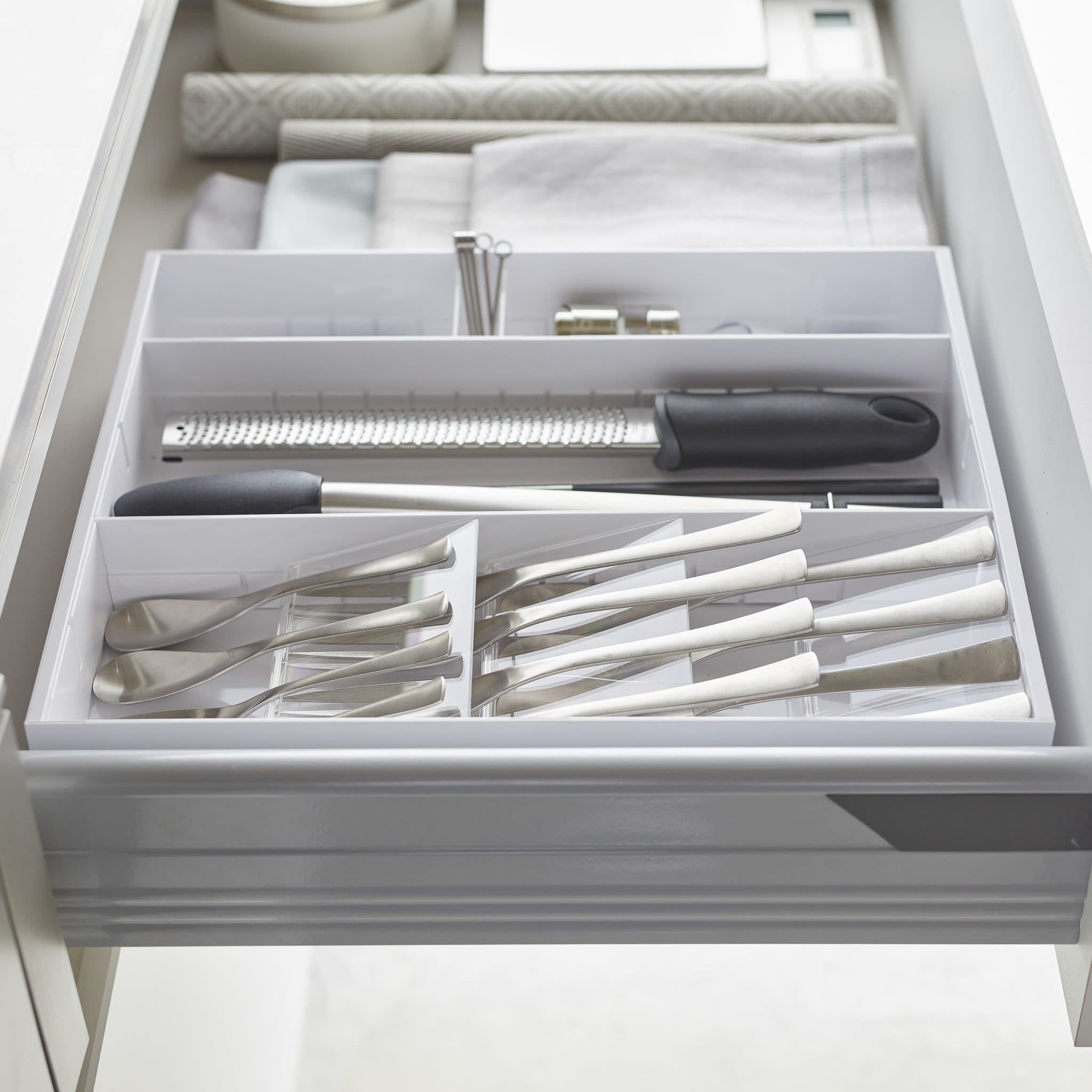 Extendable Cutlery Tray with Angled Compartments : Angled Cutlery Compartments