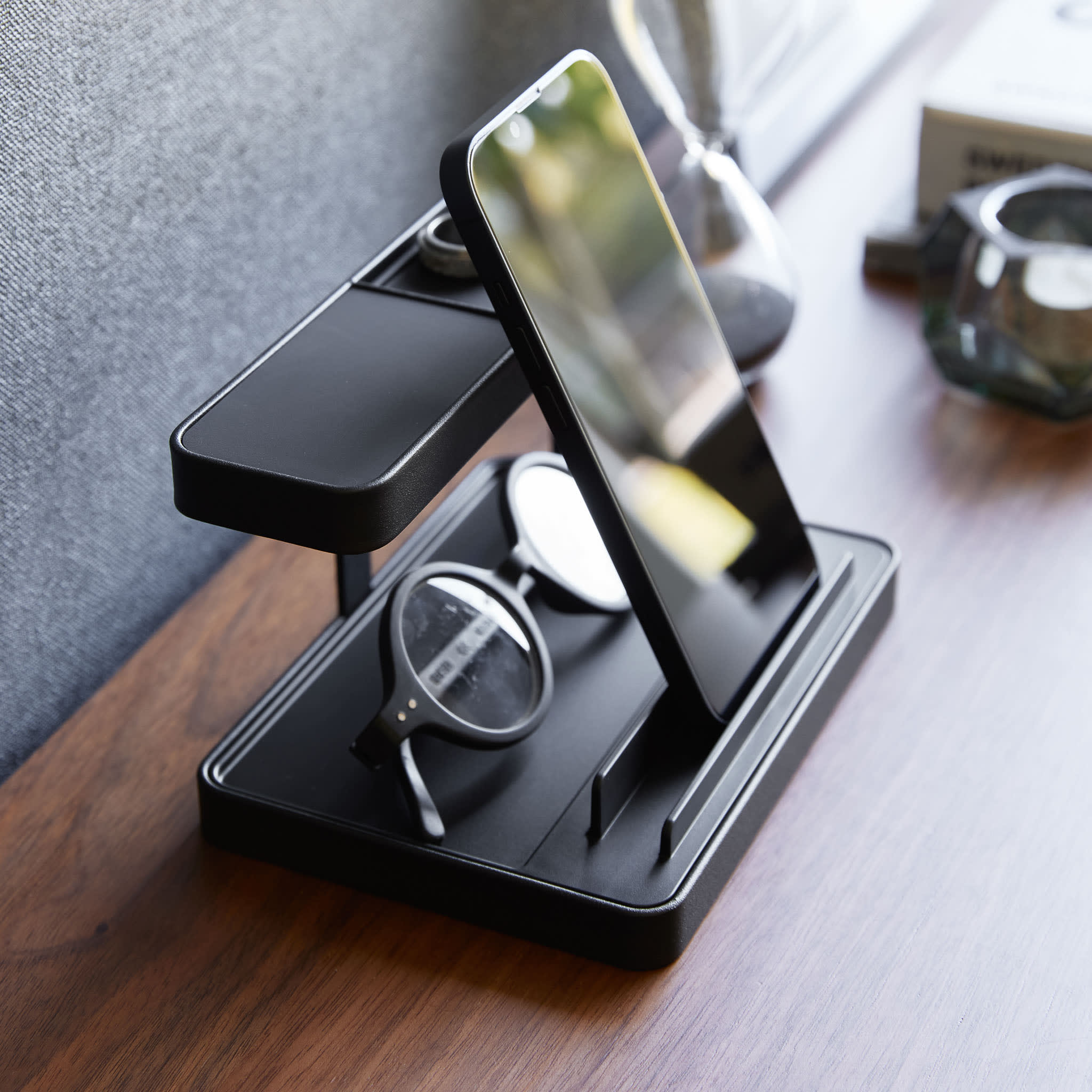 Ladeständer für Smartphones und andere Geräte : Vielseitiger Stauraum