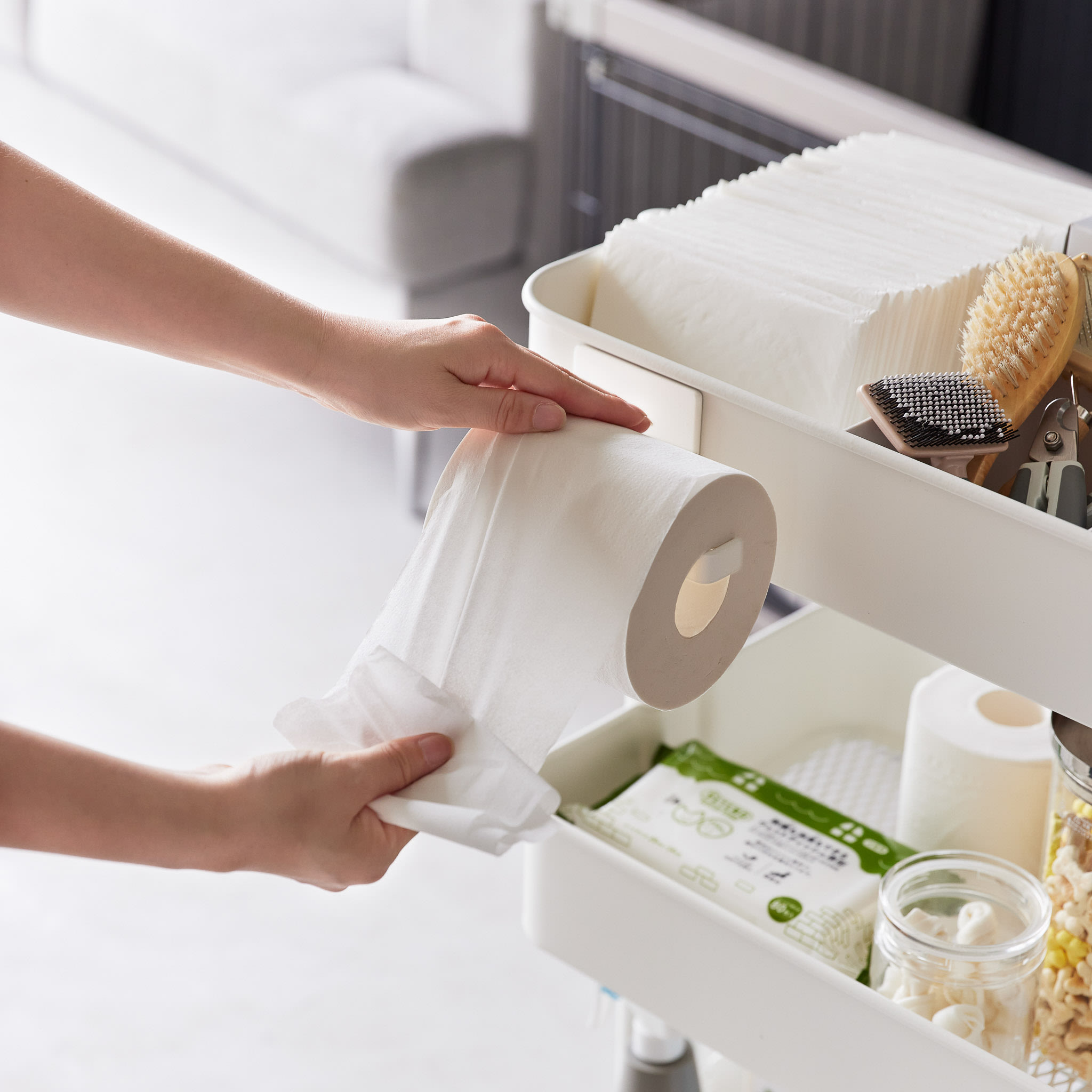 Magnetic Toilet Paper Holder : Easy to use