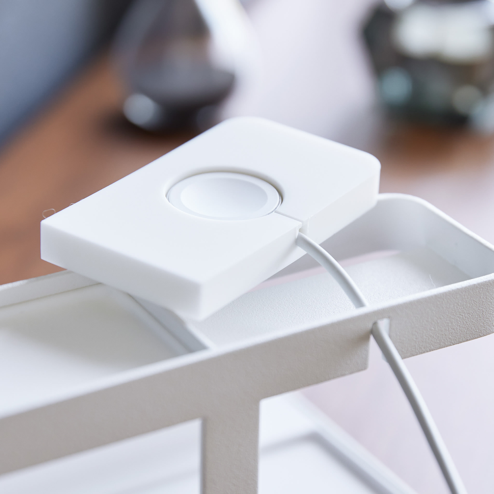 Smartphone- und Geräteladeständer : Hält Smartwatch und Ladekabel