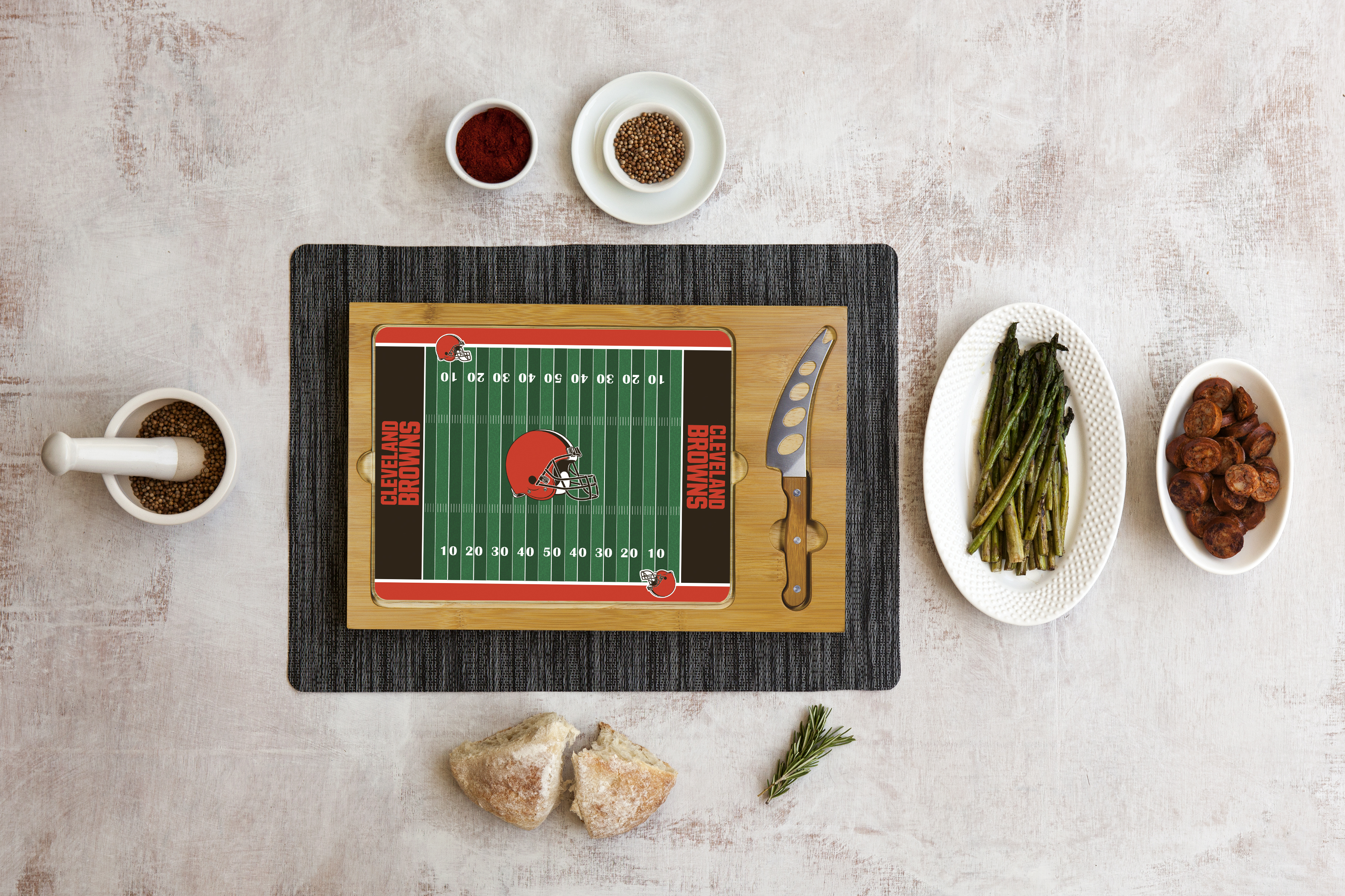 Football Field - Cleveland Browns - Icon Glass Top Cutting Board & Knife Set