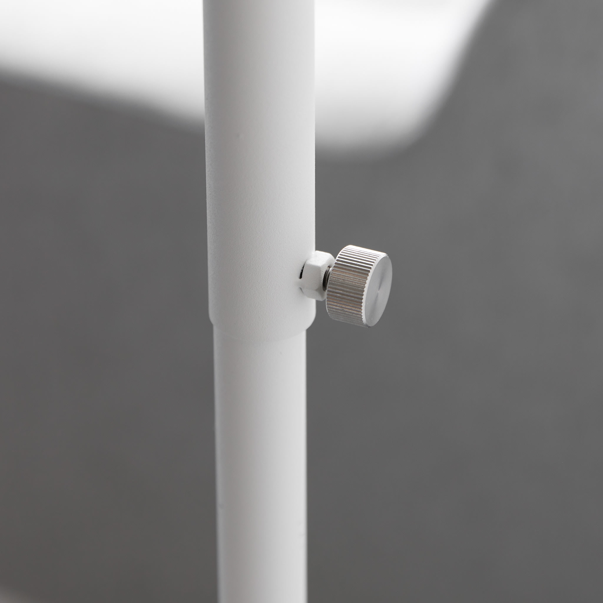 Verstellbarer Laternenständer : Mit der verstellbaren Schraube lässt sich die Höhe individuell einstellen