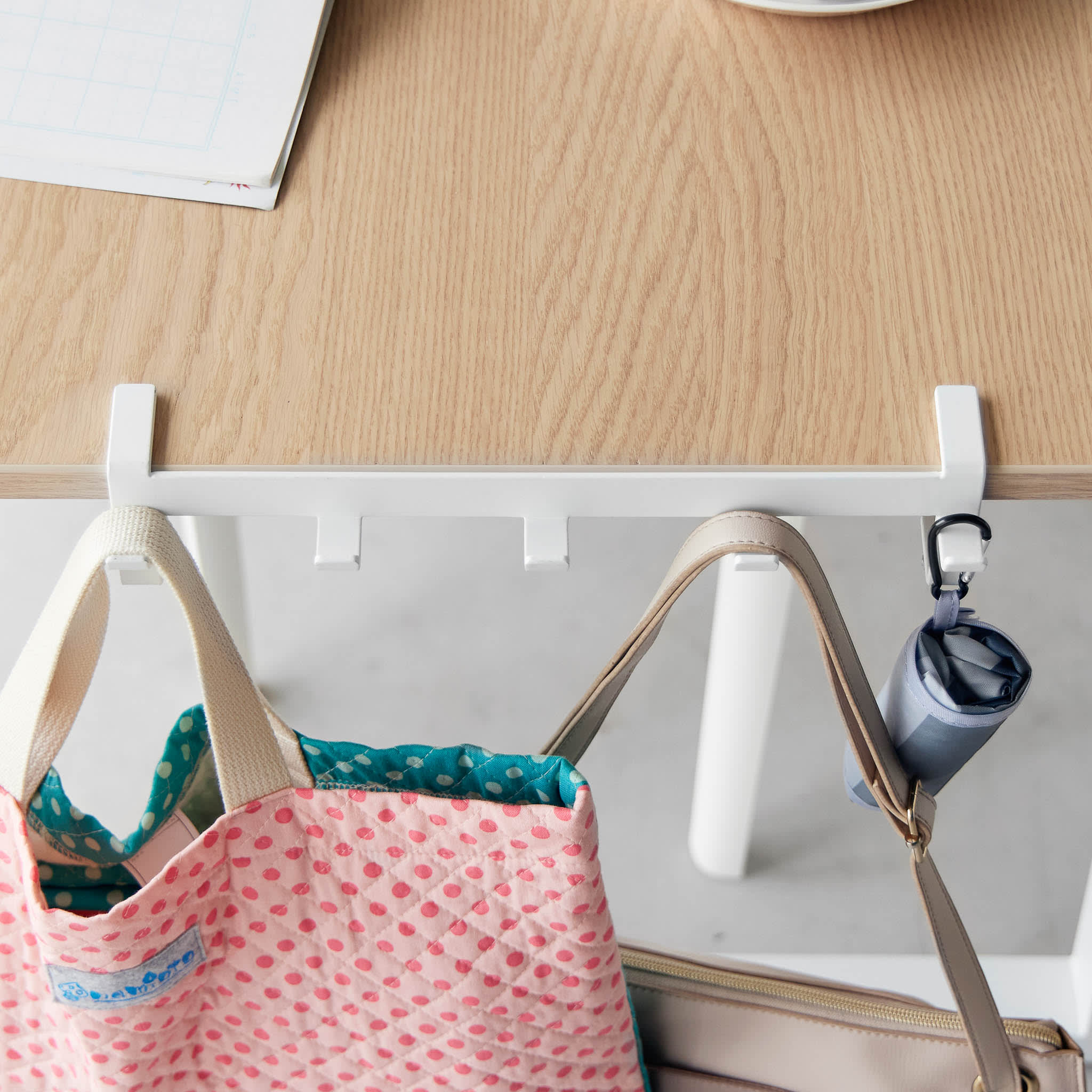 Haken am Tisch: Viel Platz zum Aufhängen