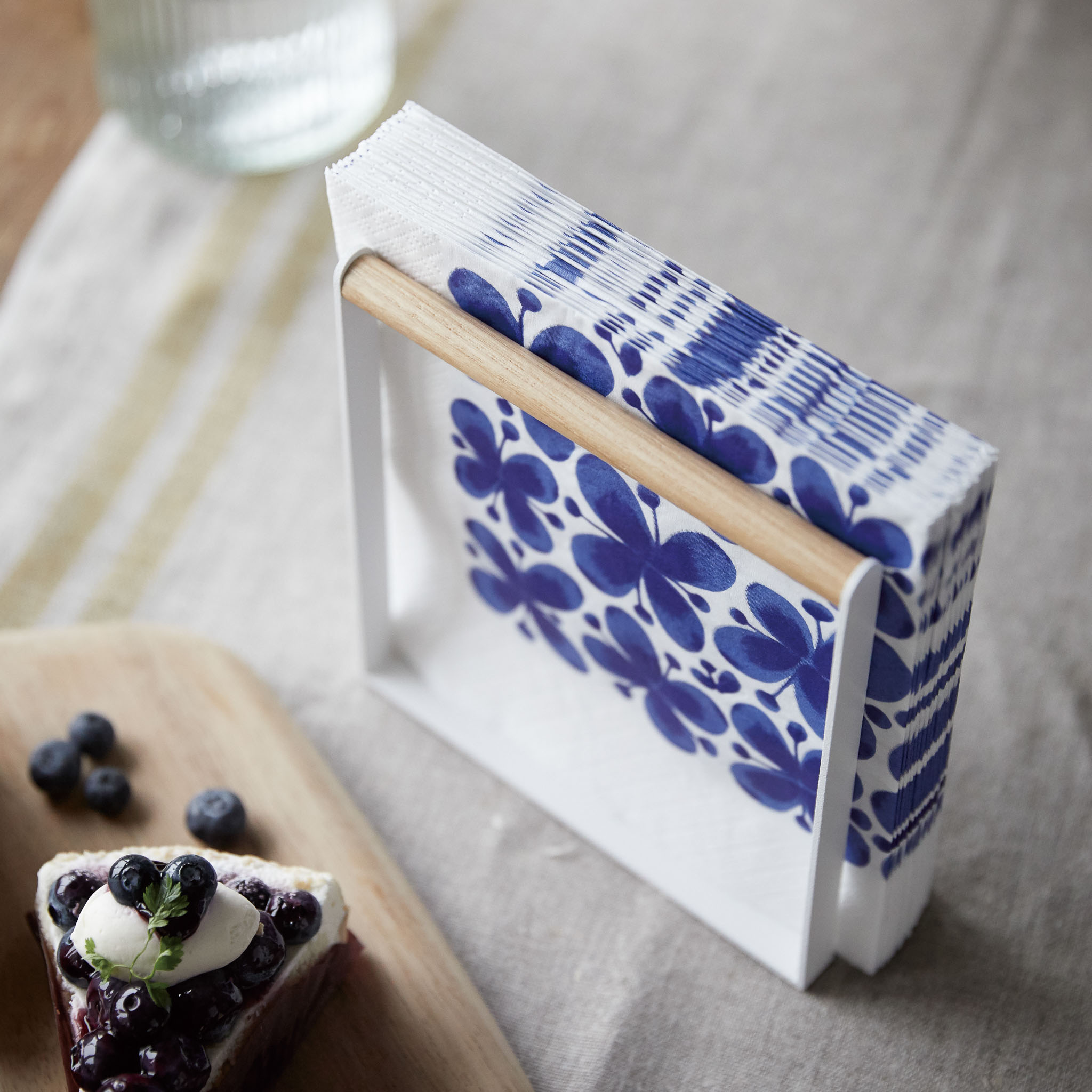 Napkin Holder : Generous Capacity