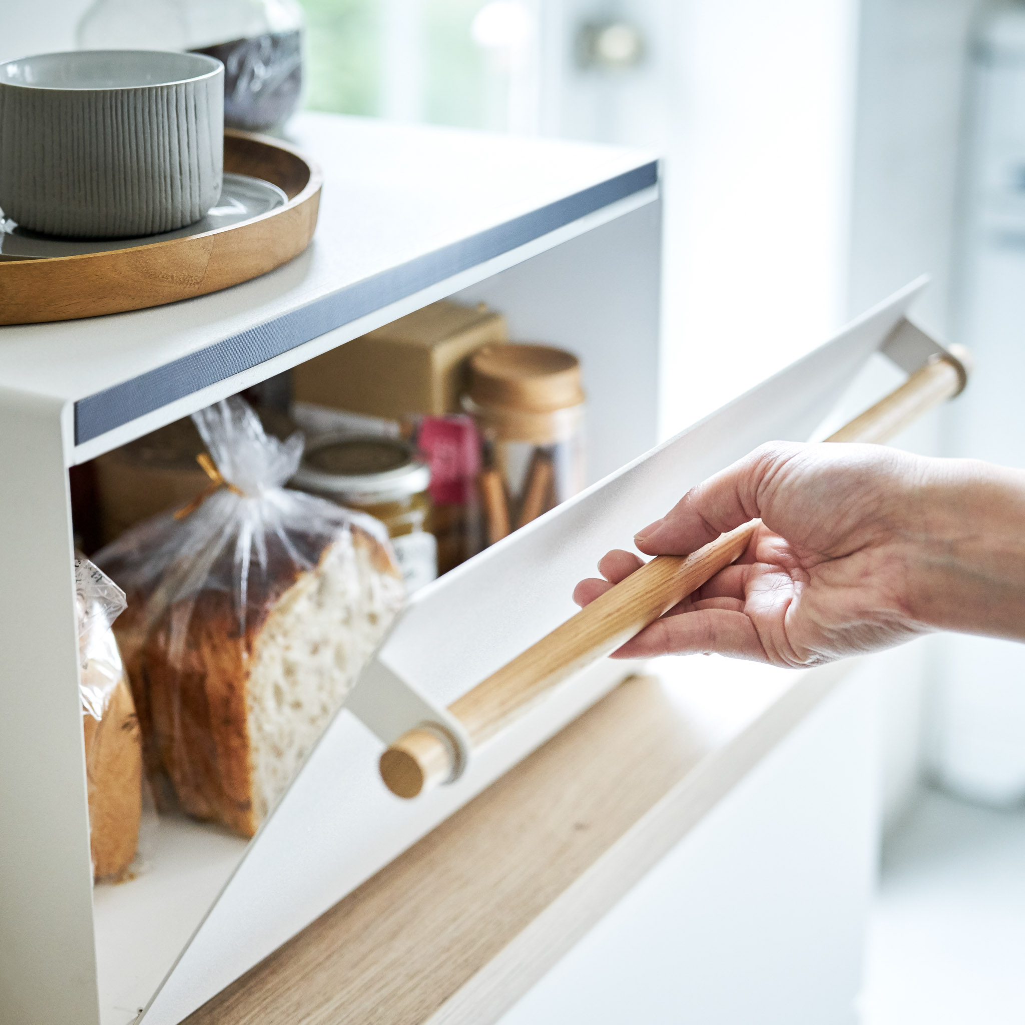 Bread Case : Magnetic Closure and Wooden Handle