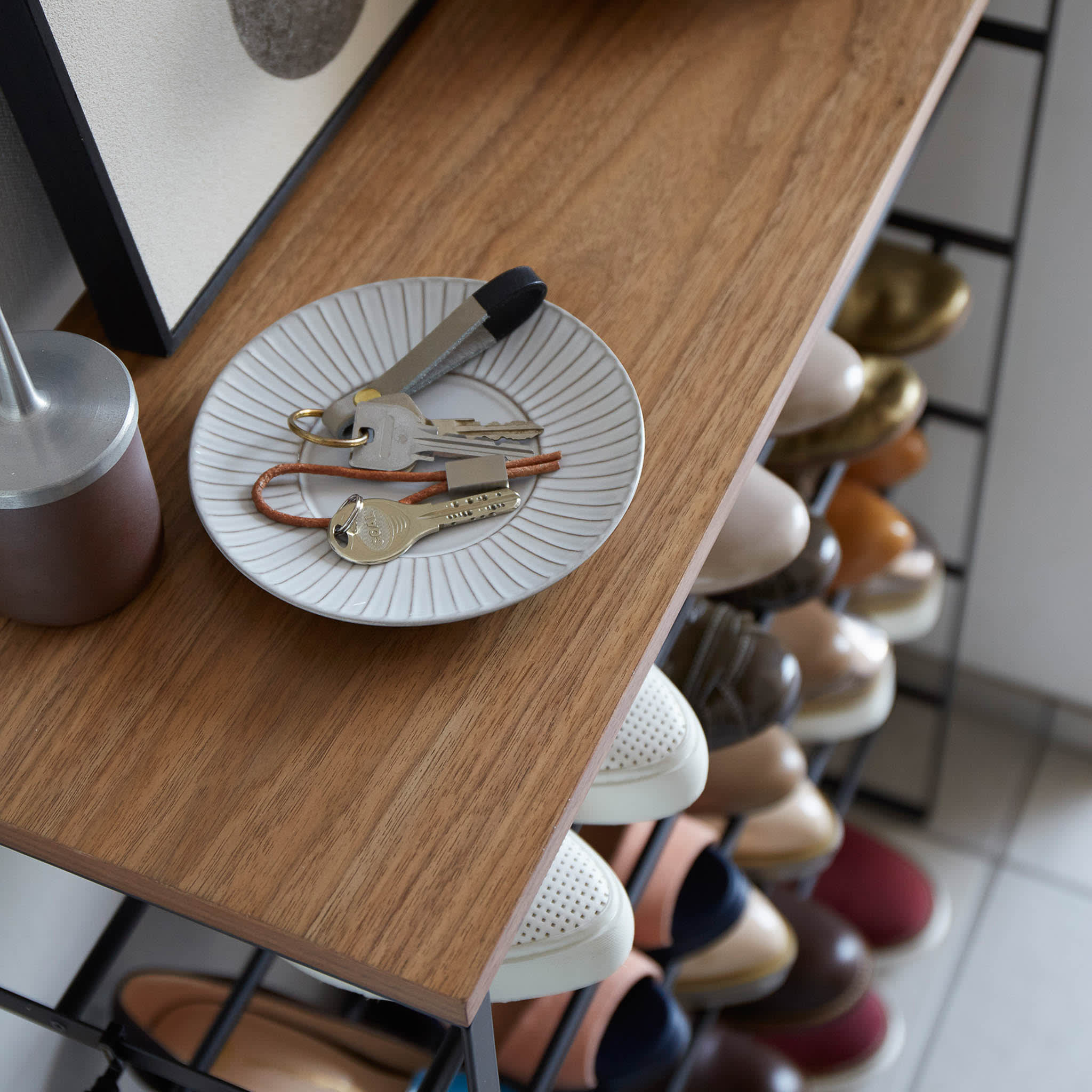 6-stufiges Schuhregal aus Holz : Regen, Regen, geh weg. Hängen Sie Ihre Regenschirme für einen anderen Tag auf.