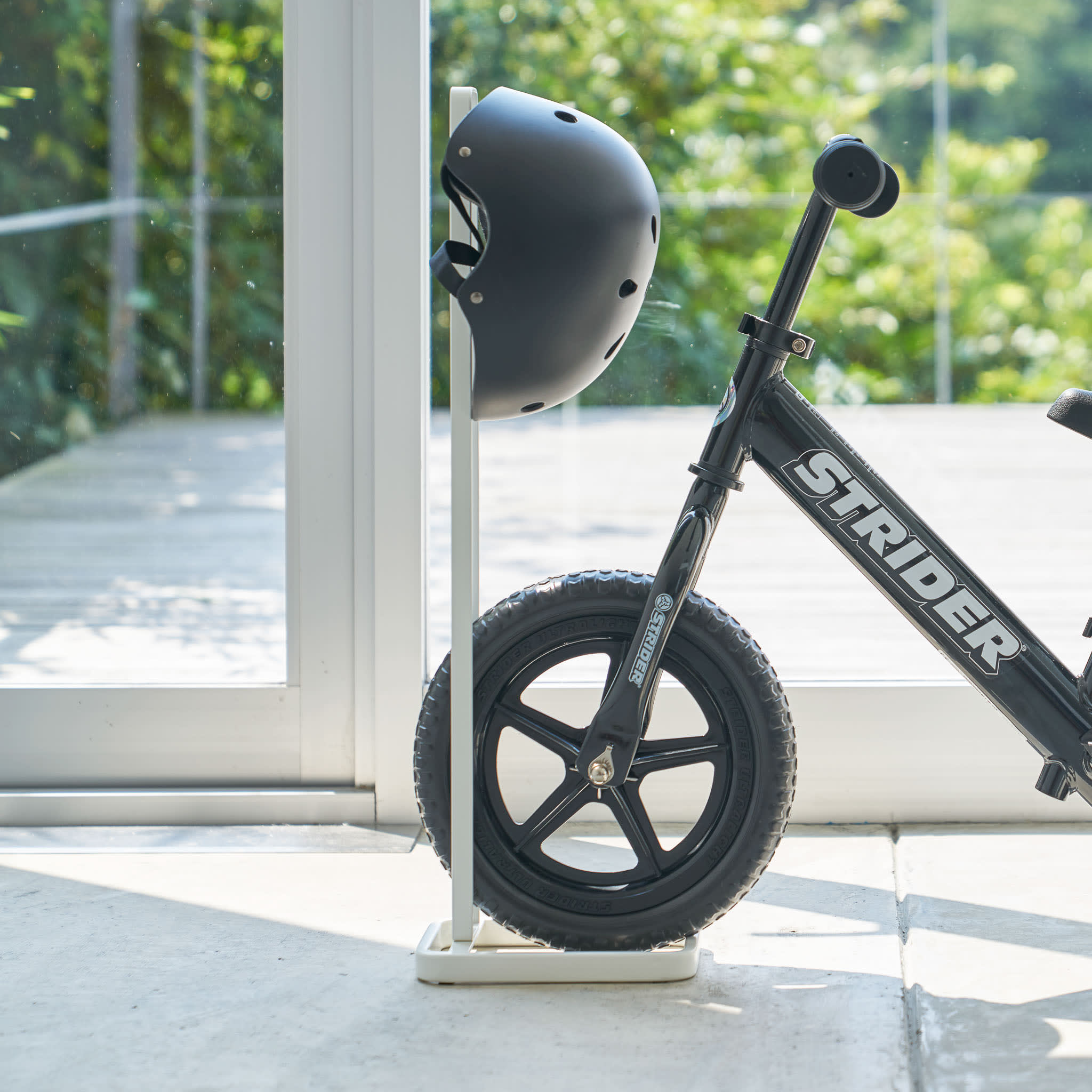 Ständer für Kinderfahrräder und Helme : Parken leicht gemacht