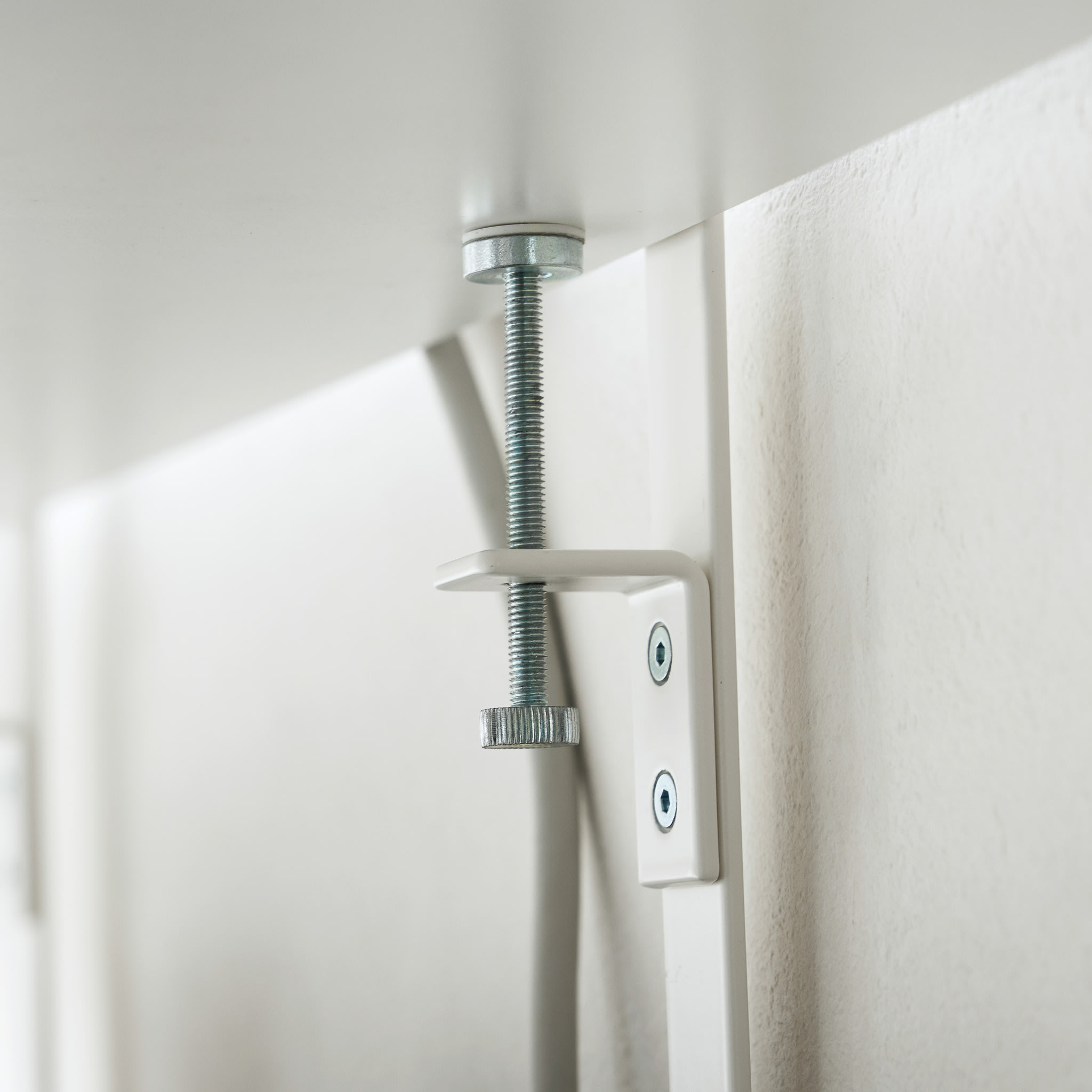 Under-Desk Cable & Router Organizer : Practical Clamp Mechanism