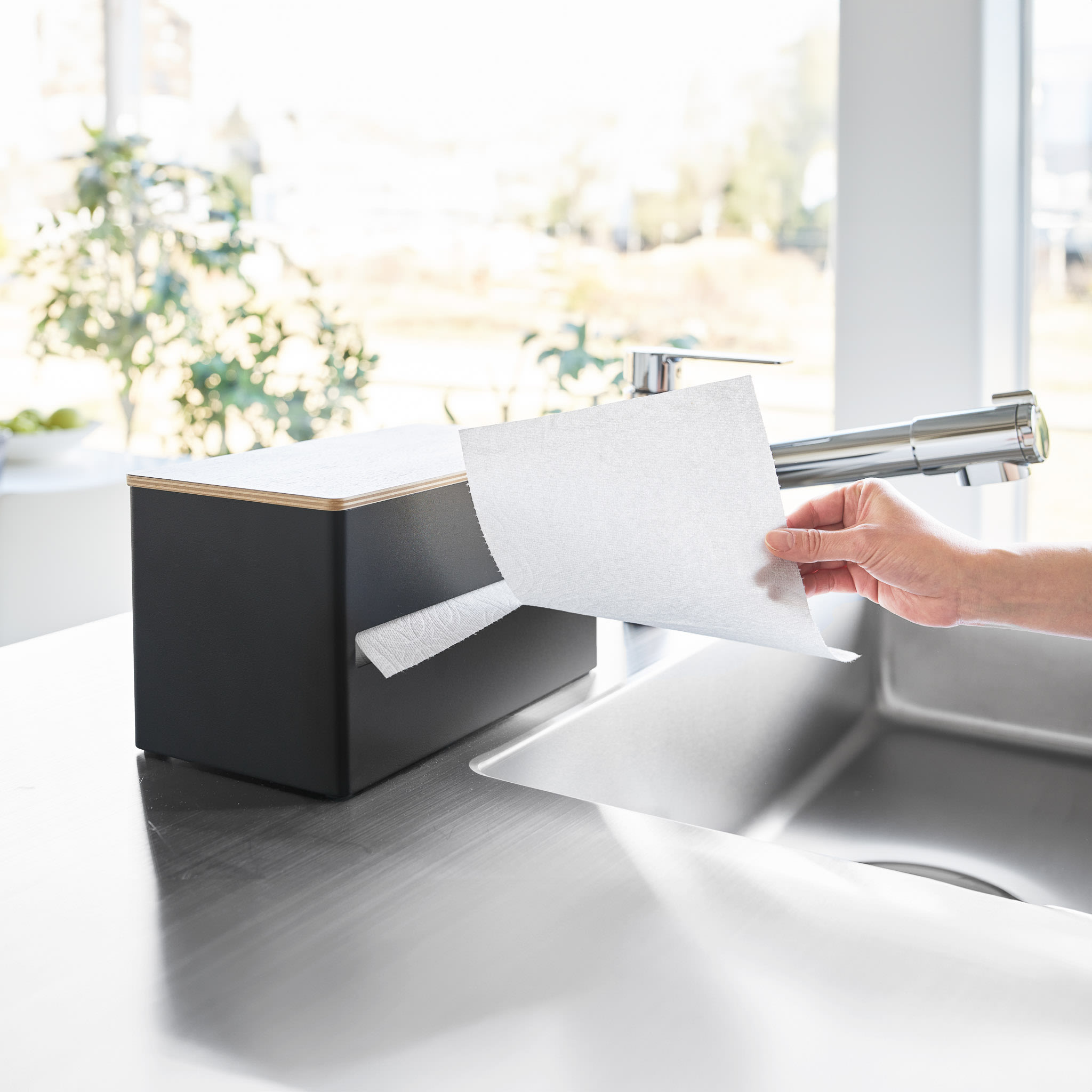 Paper Towel Holder : Easy Handling