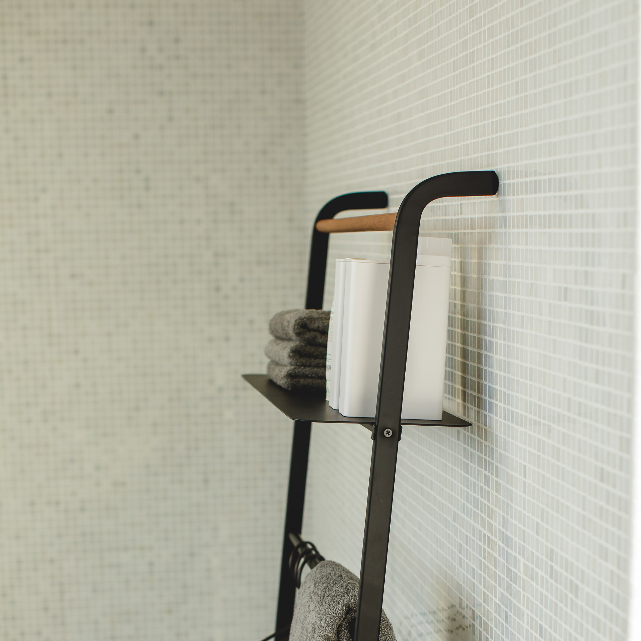 Leaning Ladder with Shelf : Practical Leaning Design