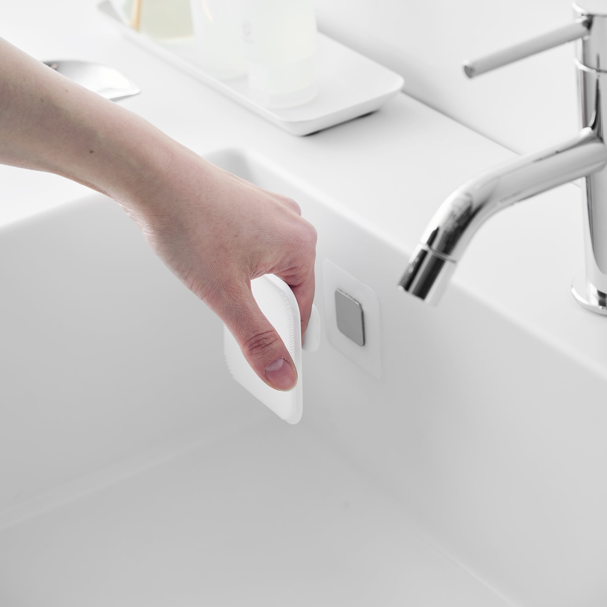 Magnetic Silicone Sponge : Magnetic Attachment