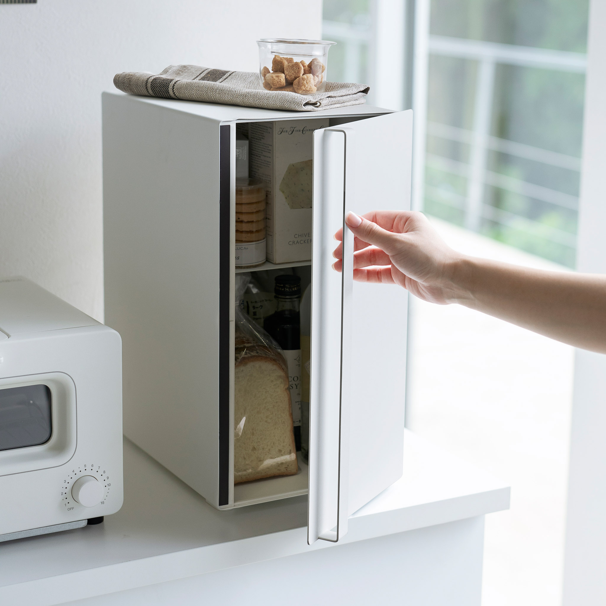 Tall Bread Case : Practical Magnetic Closure