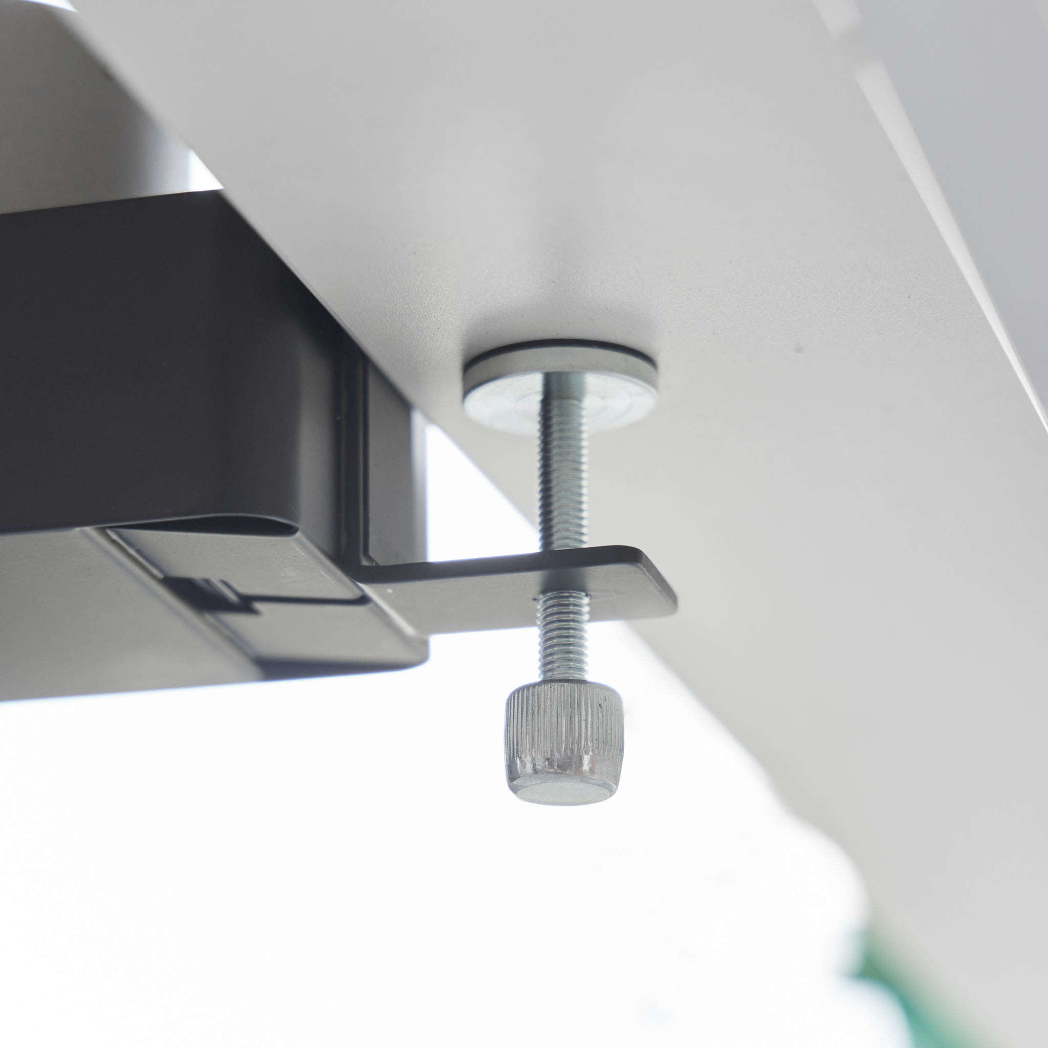 Tischseitiger Smartphone- und Tassenhalter : Fixiert mit einer verstellbaren Schraube