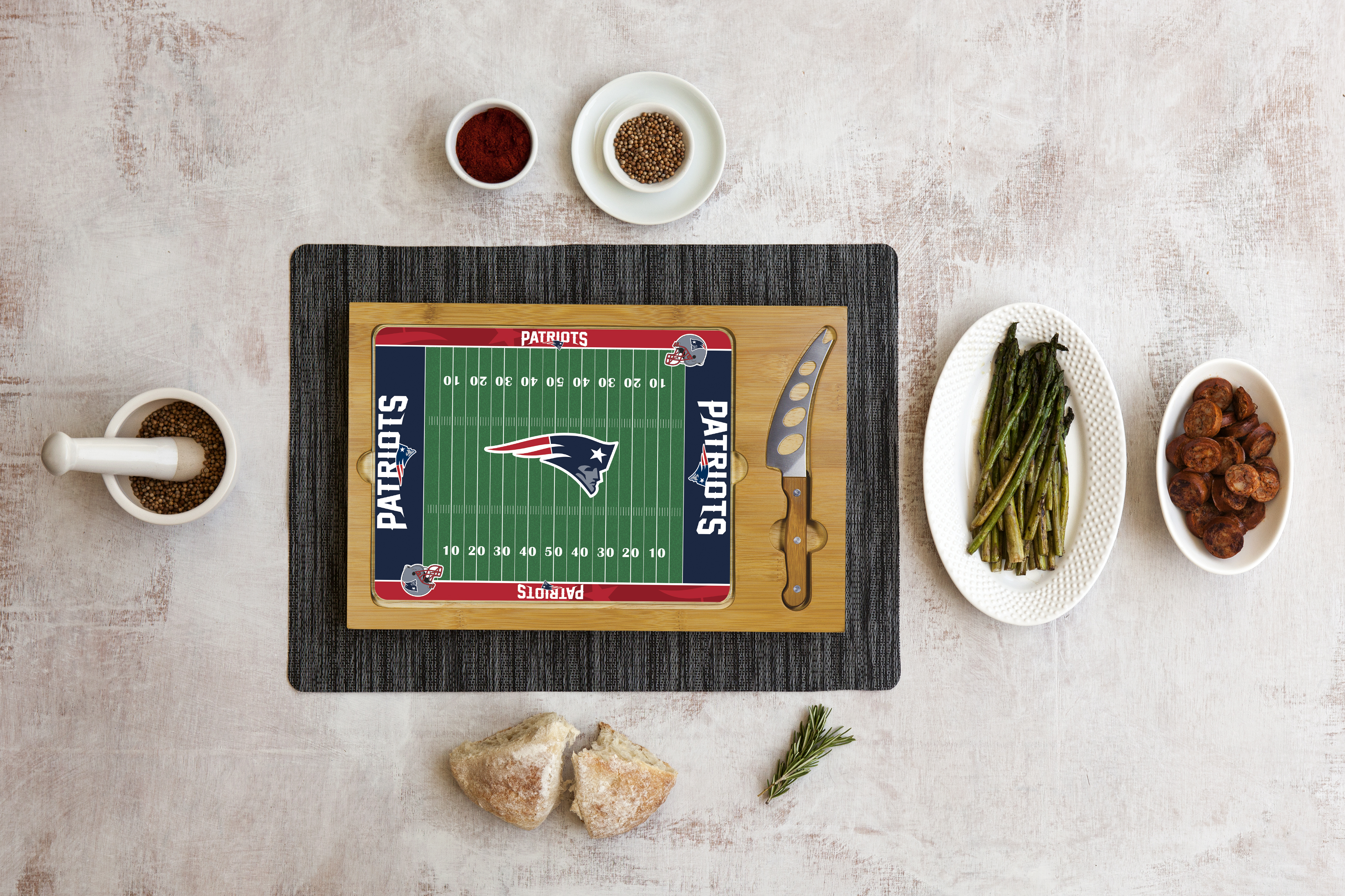 New England Patriots Football Field - Icon Glass Top Cutting Board & Knife Set