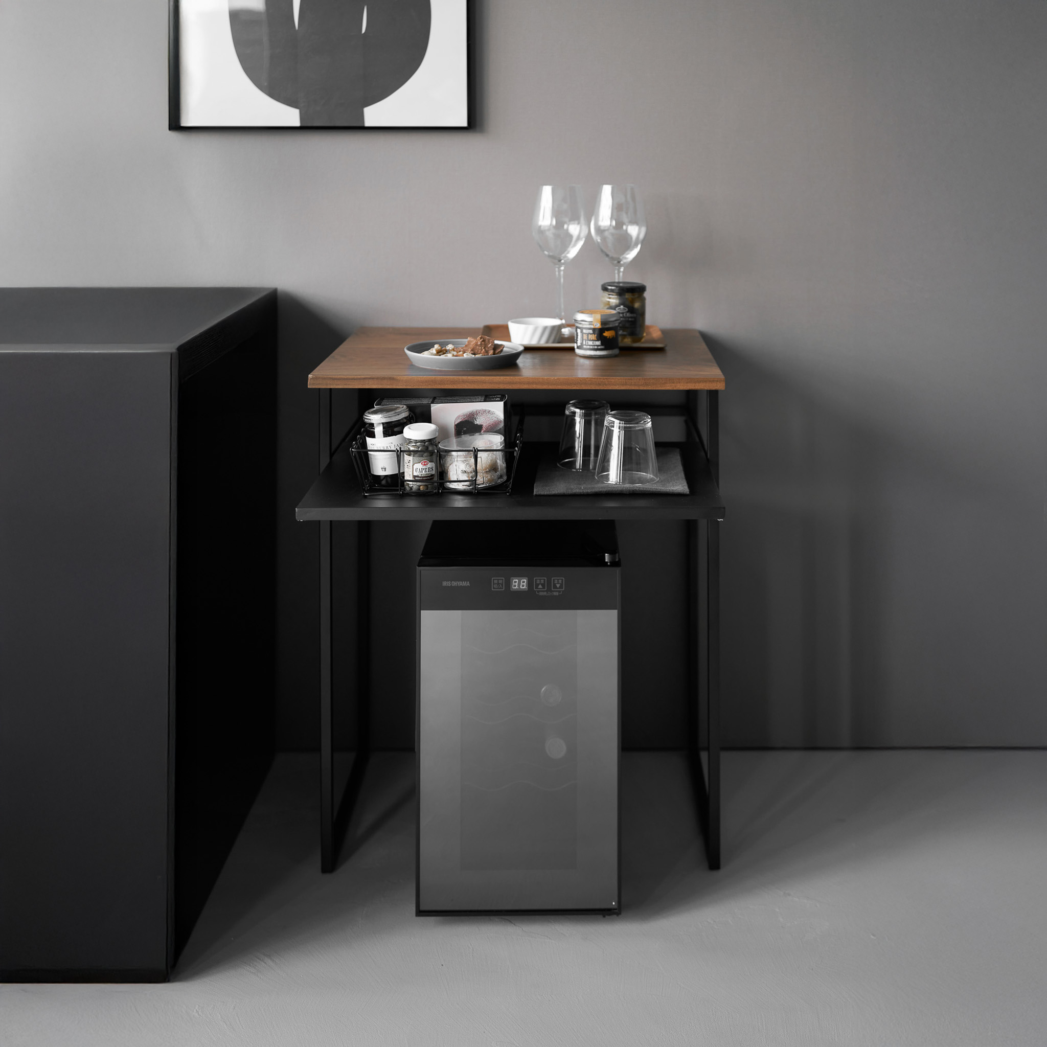 Holztisch mit verschiebbarem Regal : Minimalistisches Design mit einer natürlichen Holzplatte