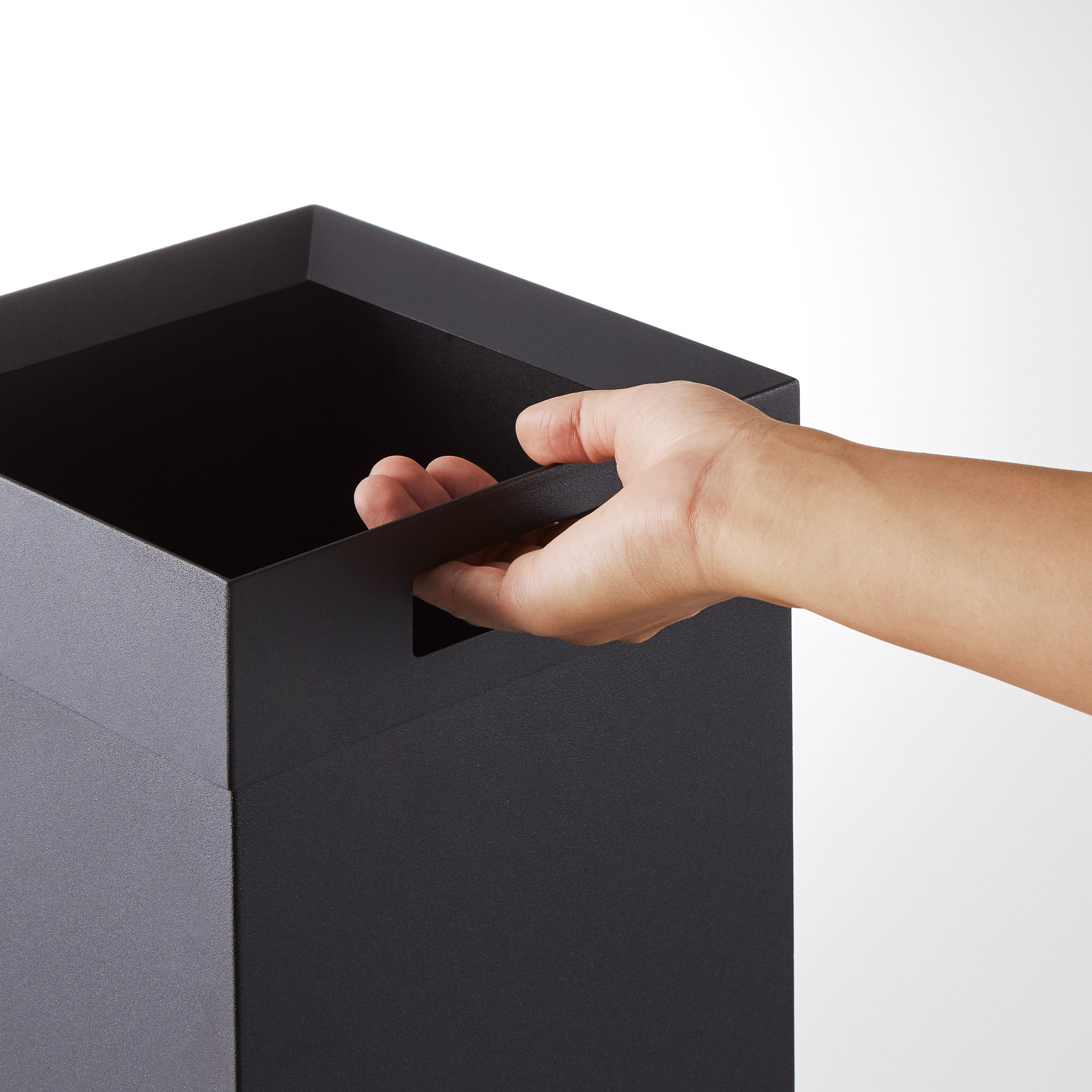 Tall Trash Can : Integrated Handle