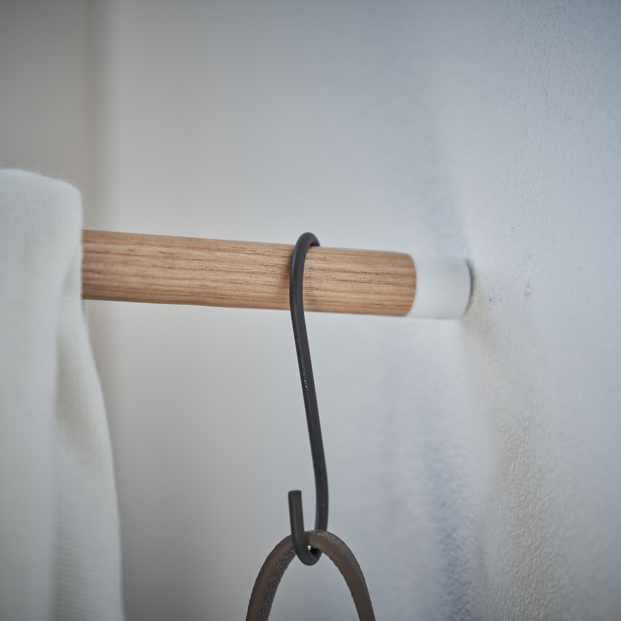 Leaning Corner Coat Rack : Practical Leaning Design