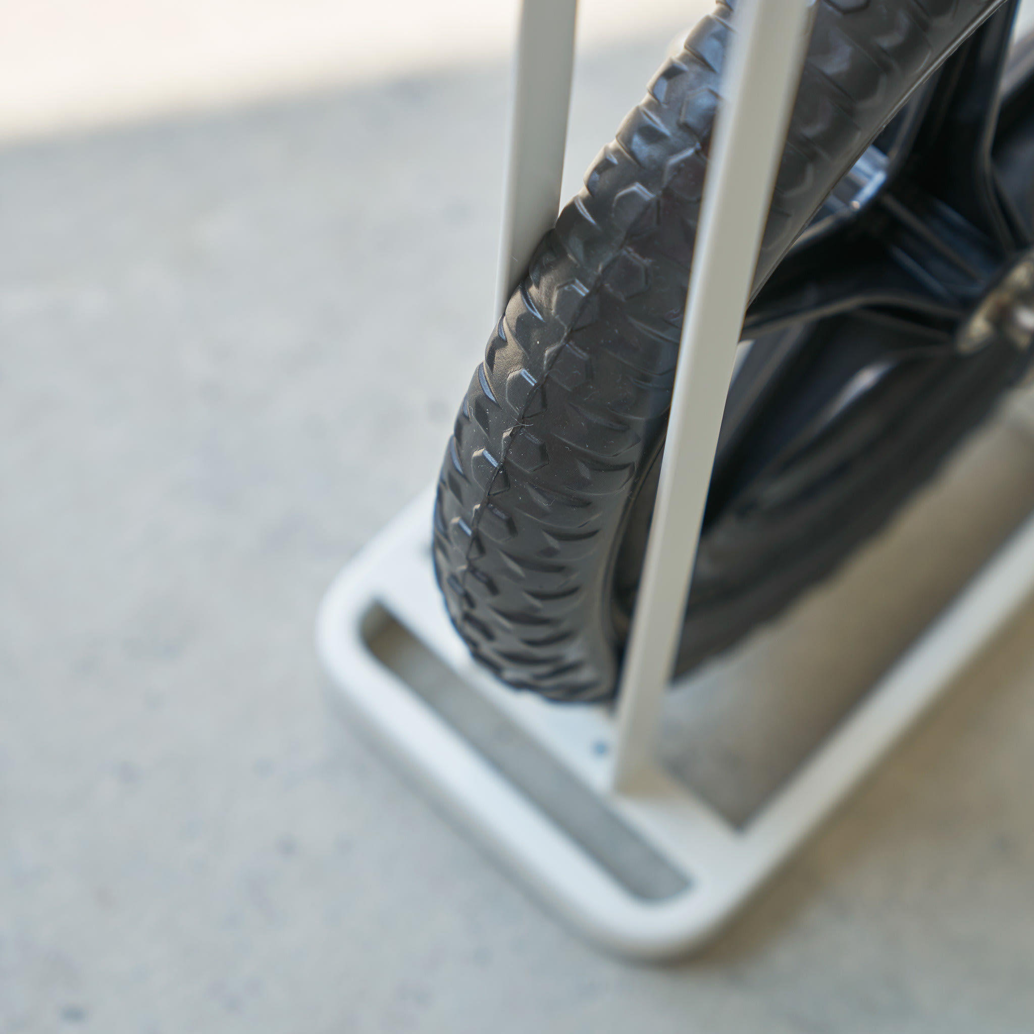 Kinderfahrrad- und Helmständer : Sicherer Hafen