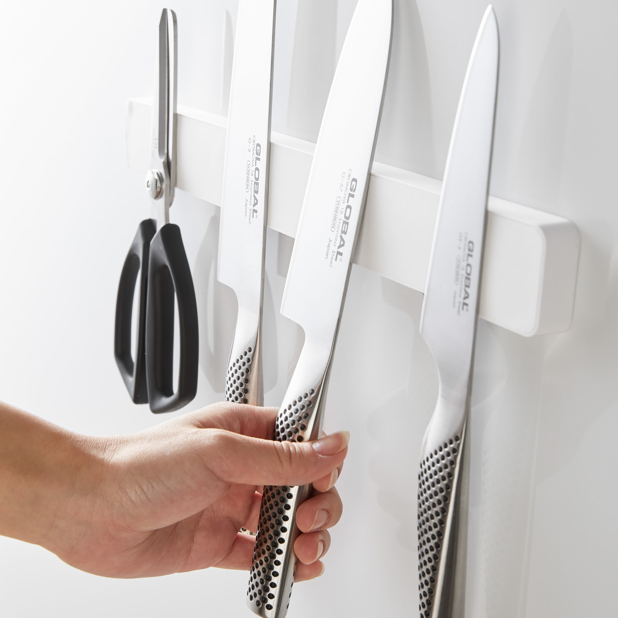Magnetic Knife Holder : Easy-access knife storage