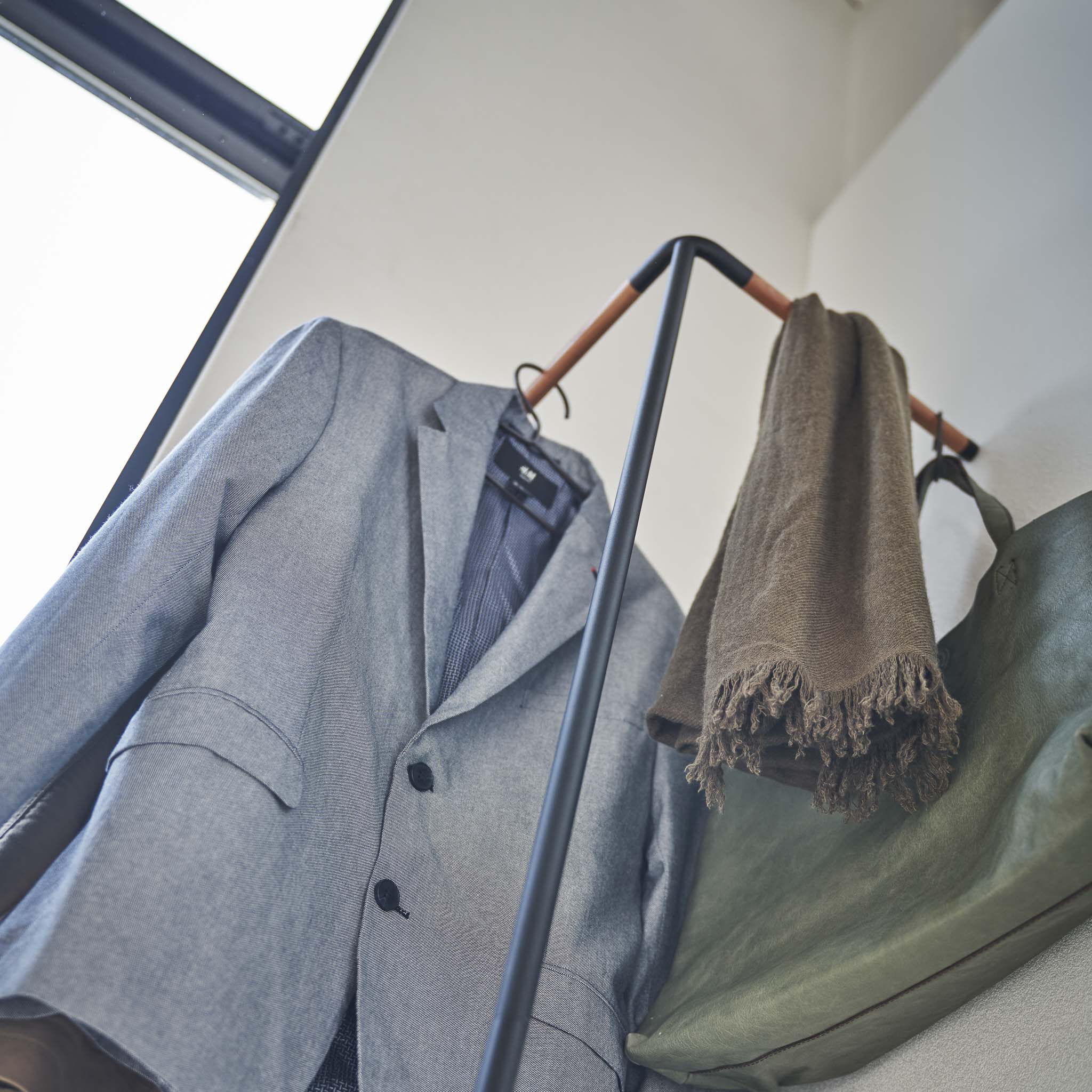 Anlehnbarer Eck-Garderobenständer: Großartige Schutzvorrichtungen