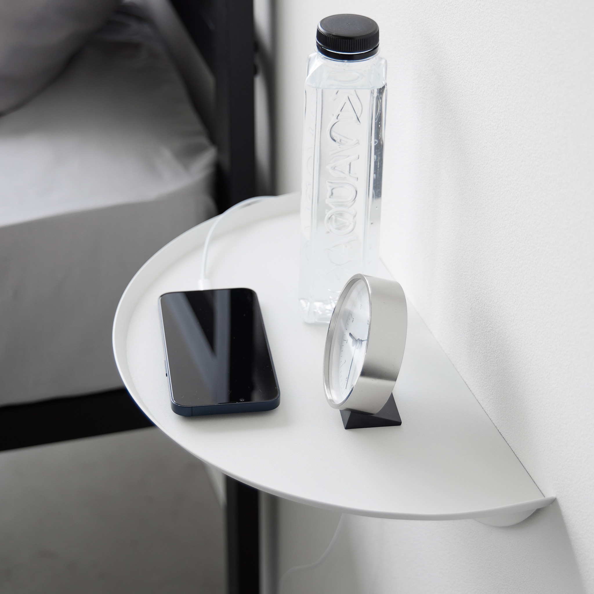 Wall-Mounted Shelf Round : Ideal as a Table Replacement