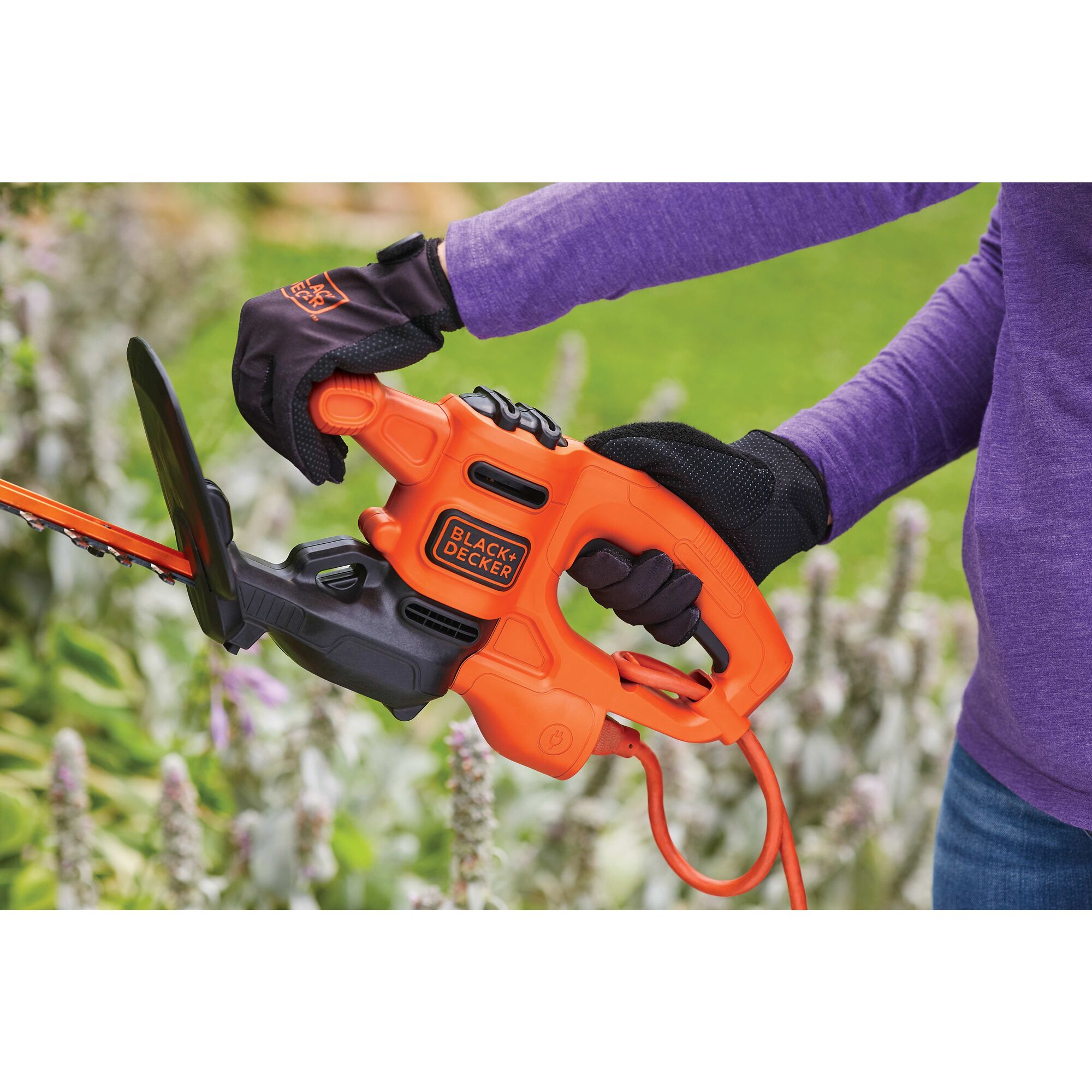 Built in T handle feature of 17 inch electric hedge trimmer.