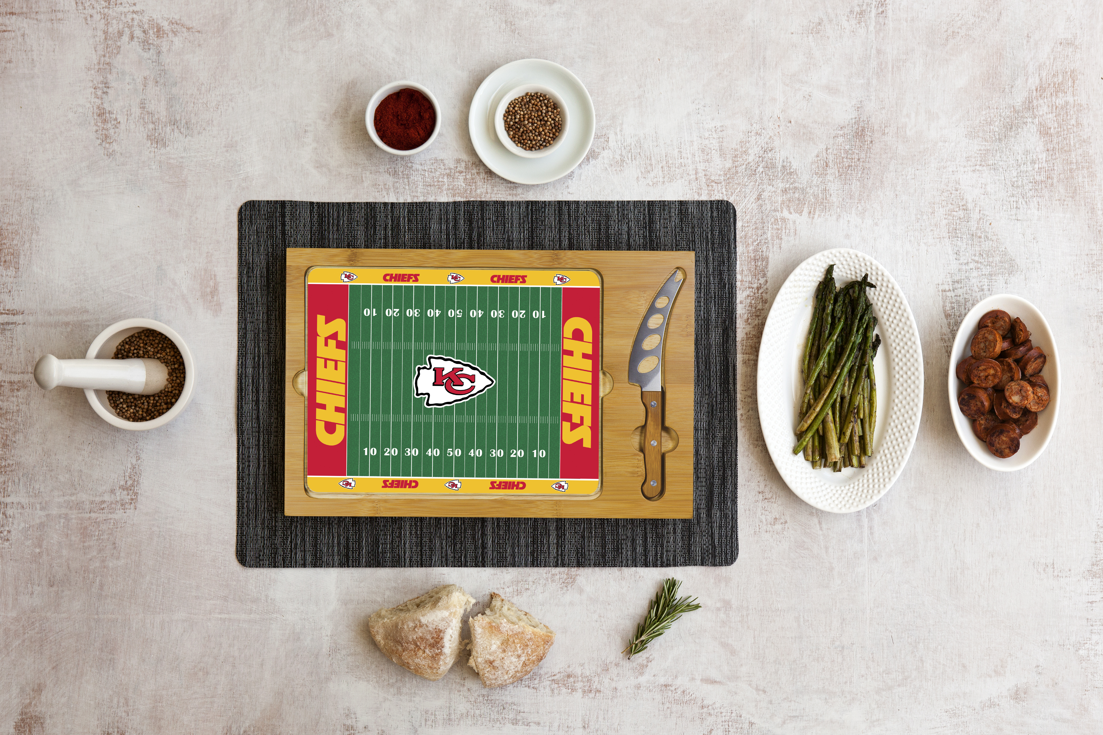 Football Field - Kansas City Chiefs - Icon Glass Top Cutting Board & Knife Set