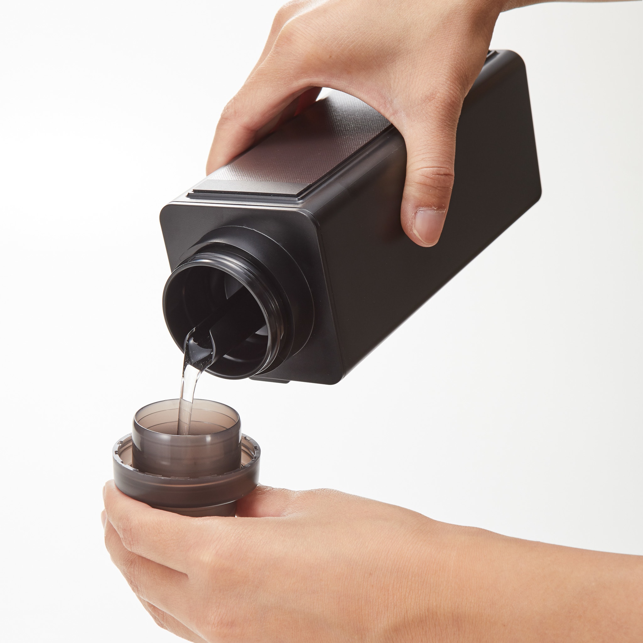 Magnetic Laundry Bottle : Easy-Pour Spout with Measuring Cap