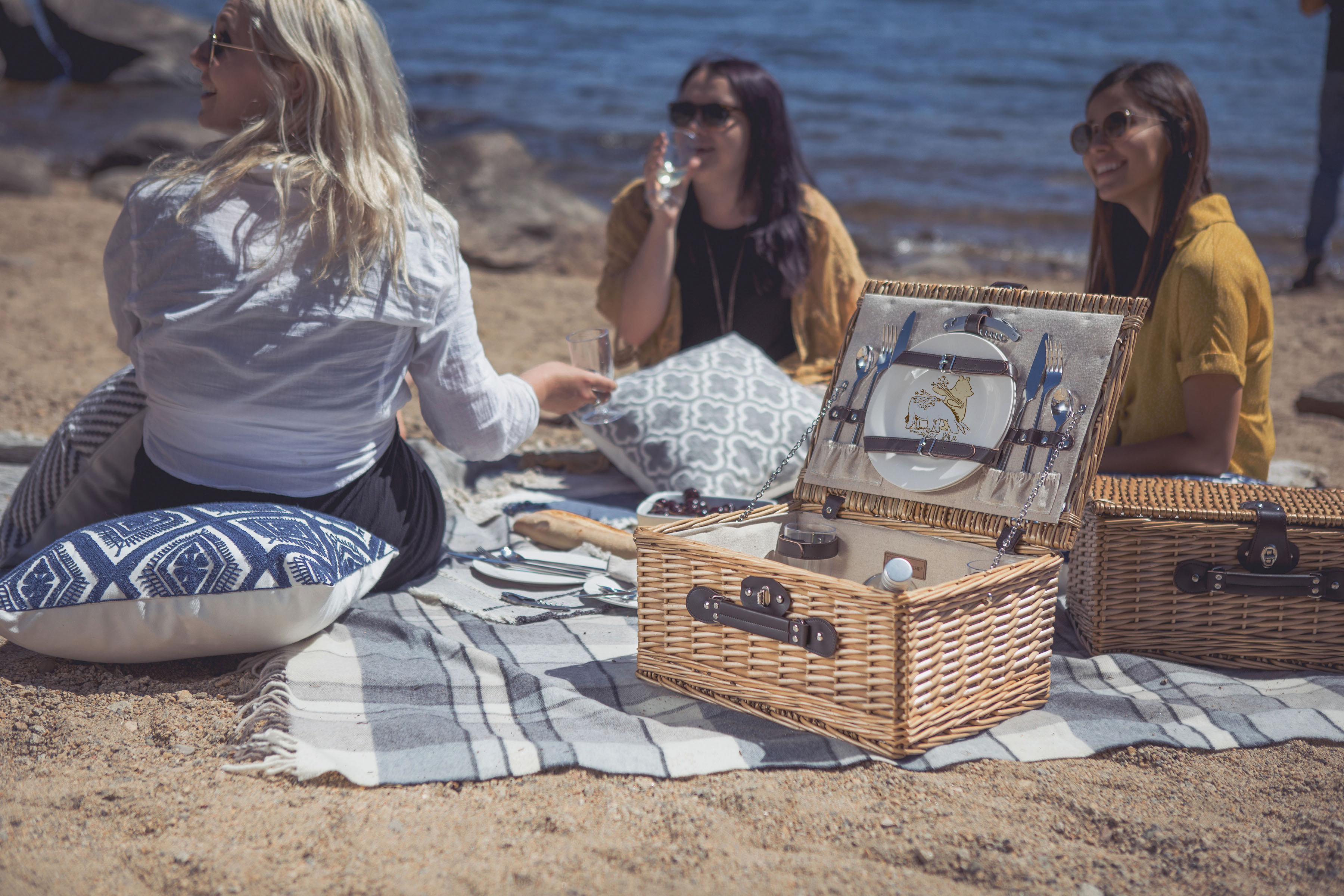 Winnie the Pooh - Classic Picnic Basket