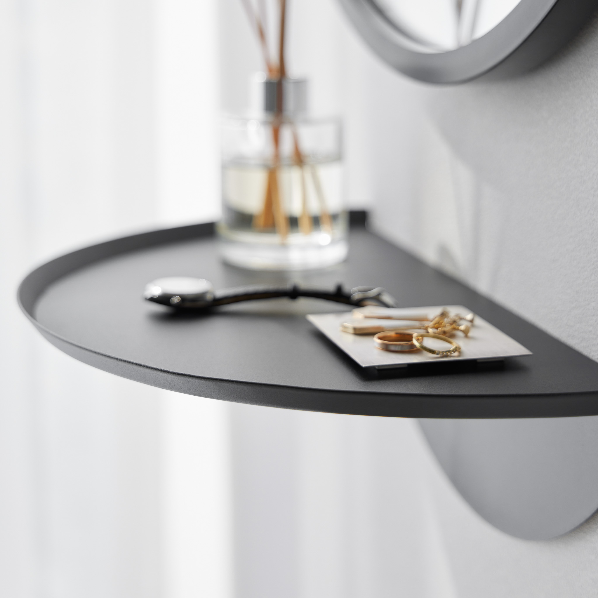 Wall-Mounted Shelf Round : Raised Edge