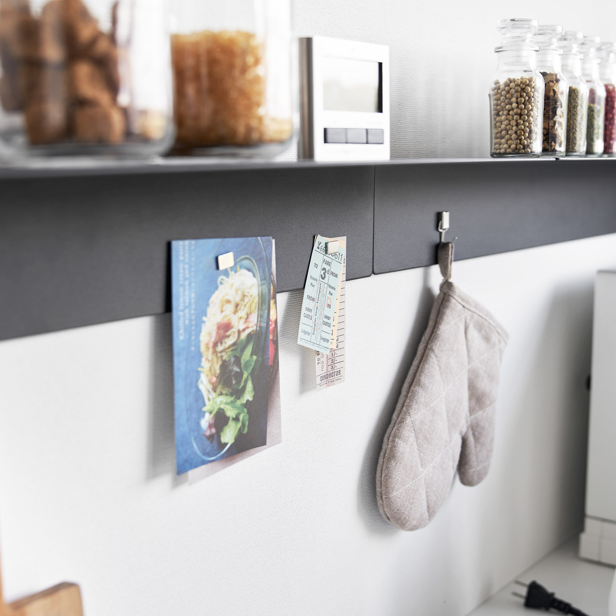 Wall-Mounted Shelf with Magnetic Panel (90 cm) : Integrated Magnetic Panel