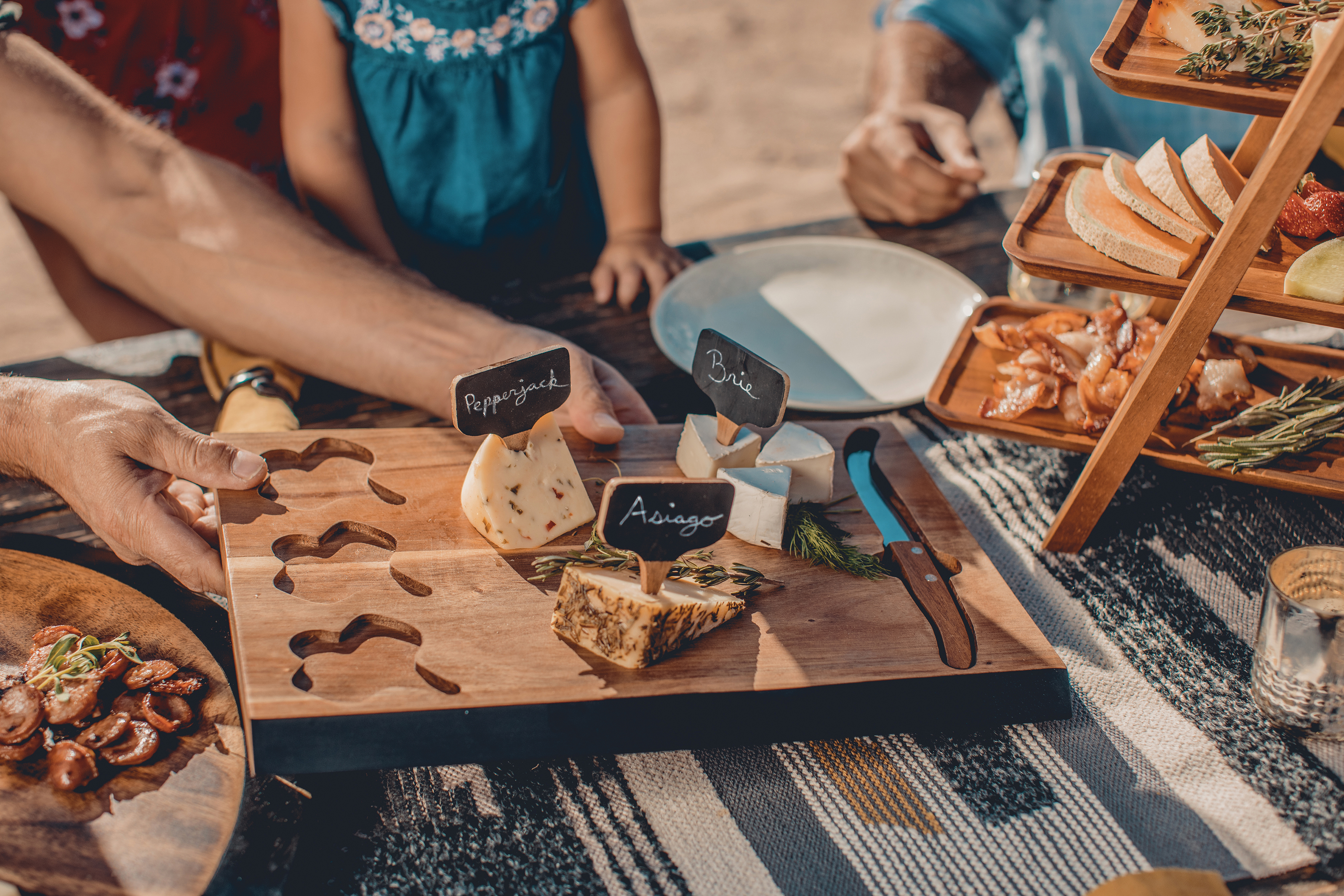 Delio Acacia Cheese Cutting Board & Tools Set