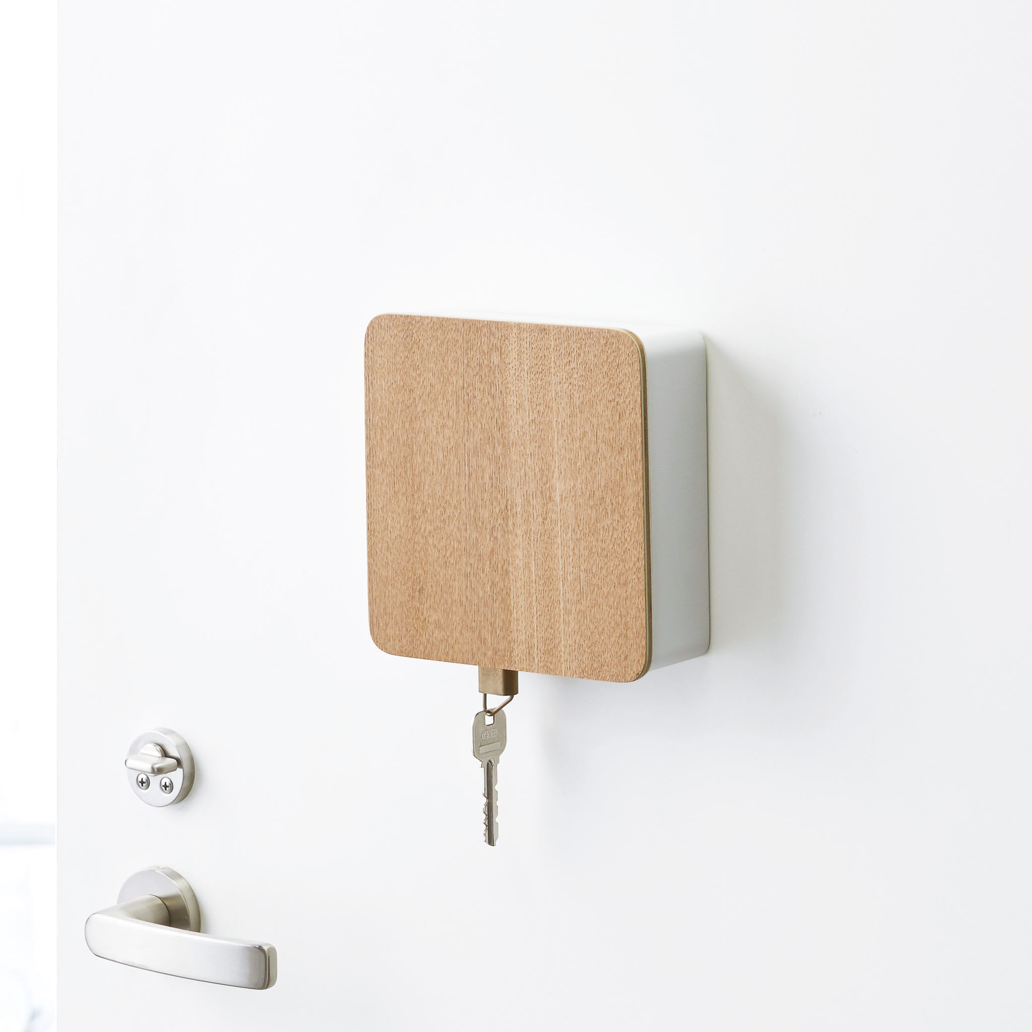 Magnetic Key Box : Elegant Wooden Lid