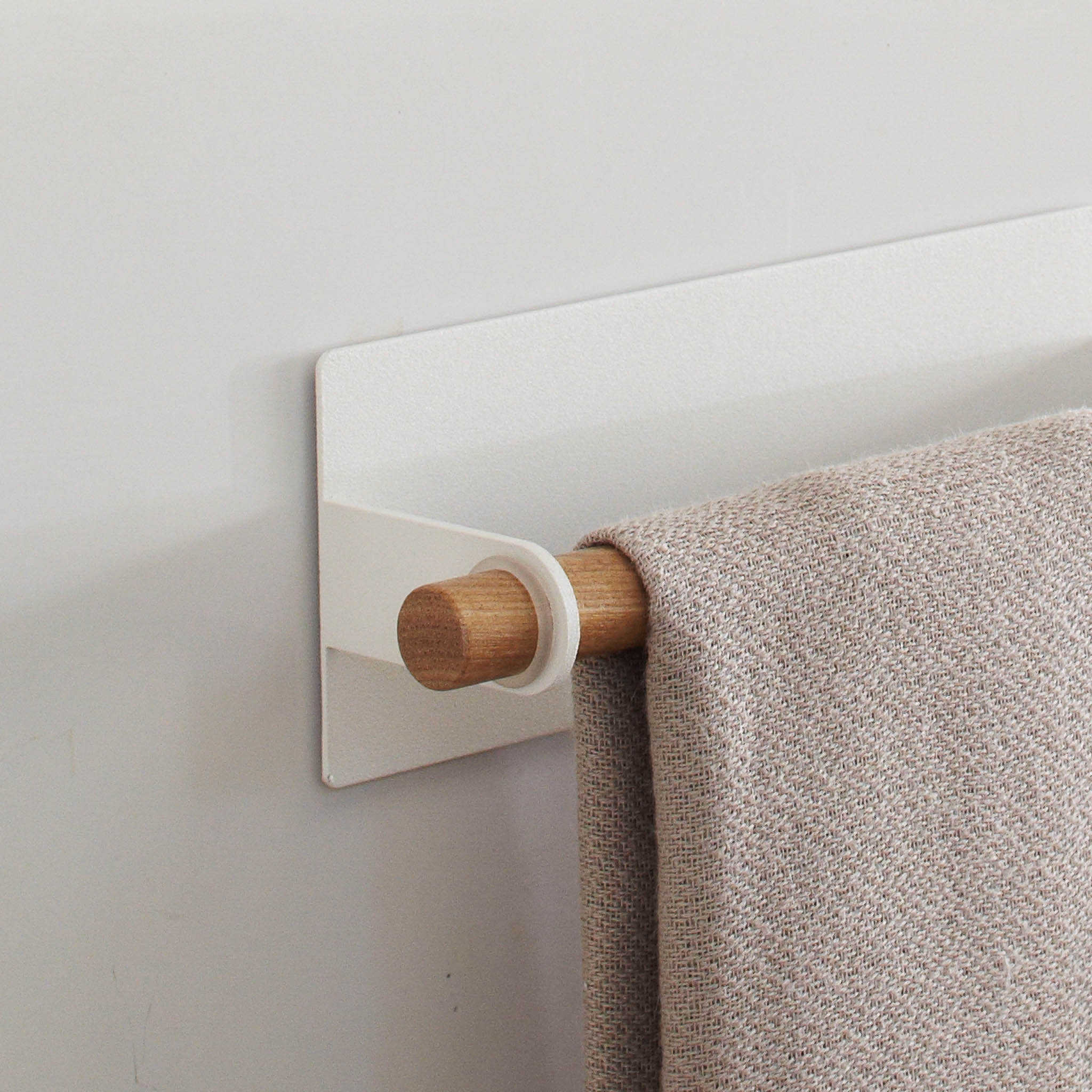 Magnetic Towel Hanger : Magnetic Attachment