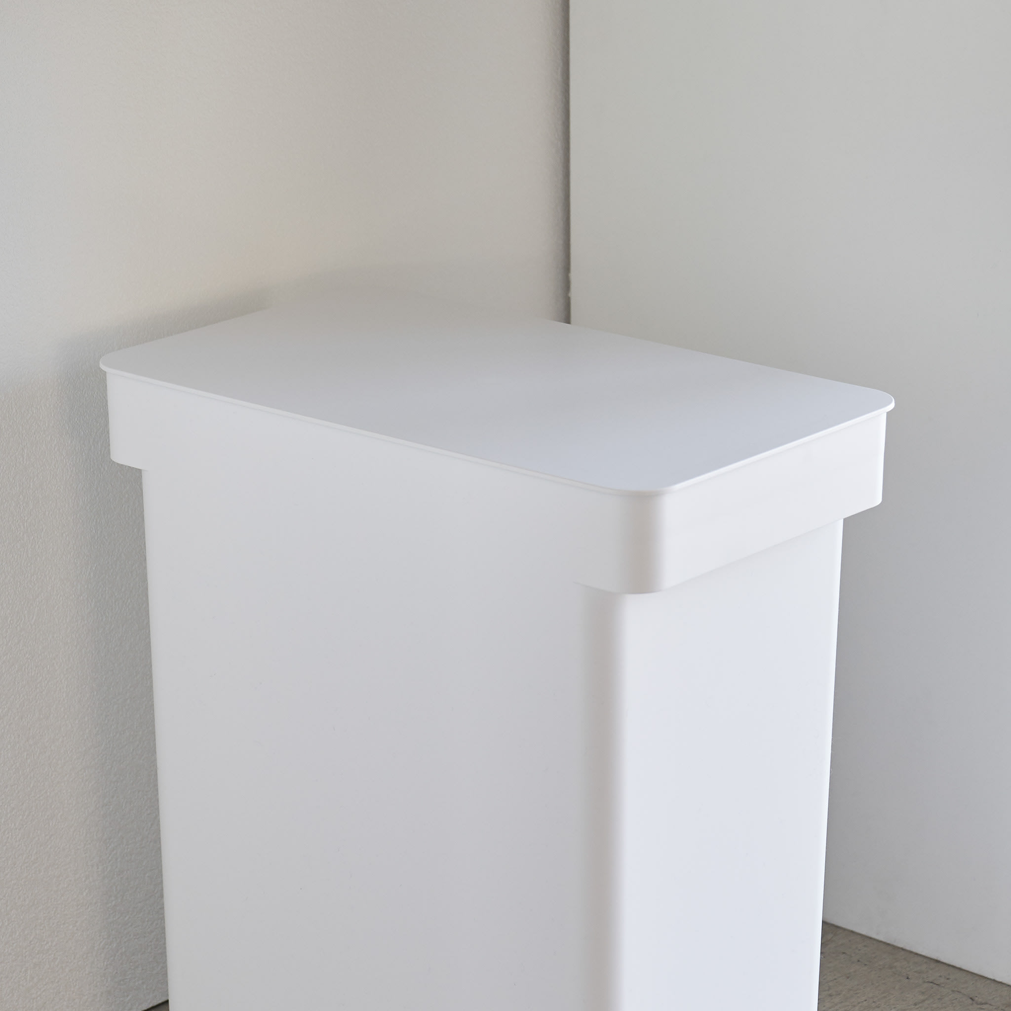 Airtight Trash Can with Casters : Airtight Lid