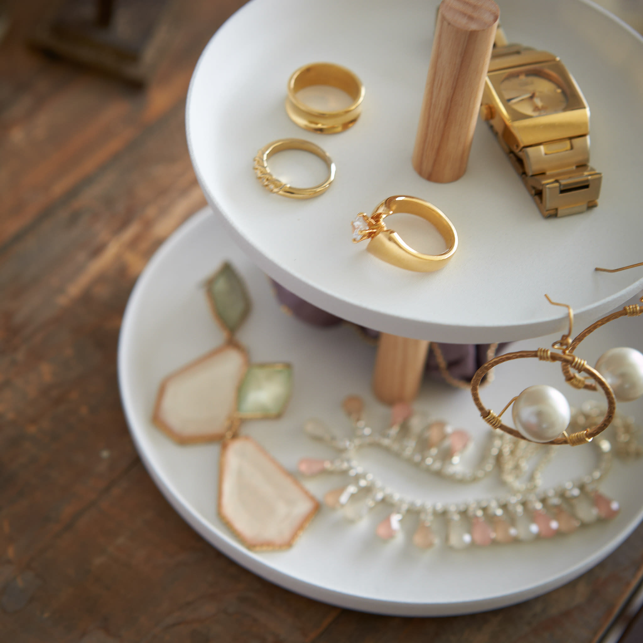 2-Tiered Accessory Tray : Storage on 2 Levels