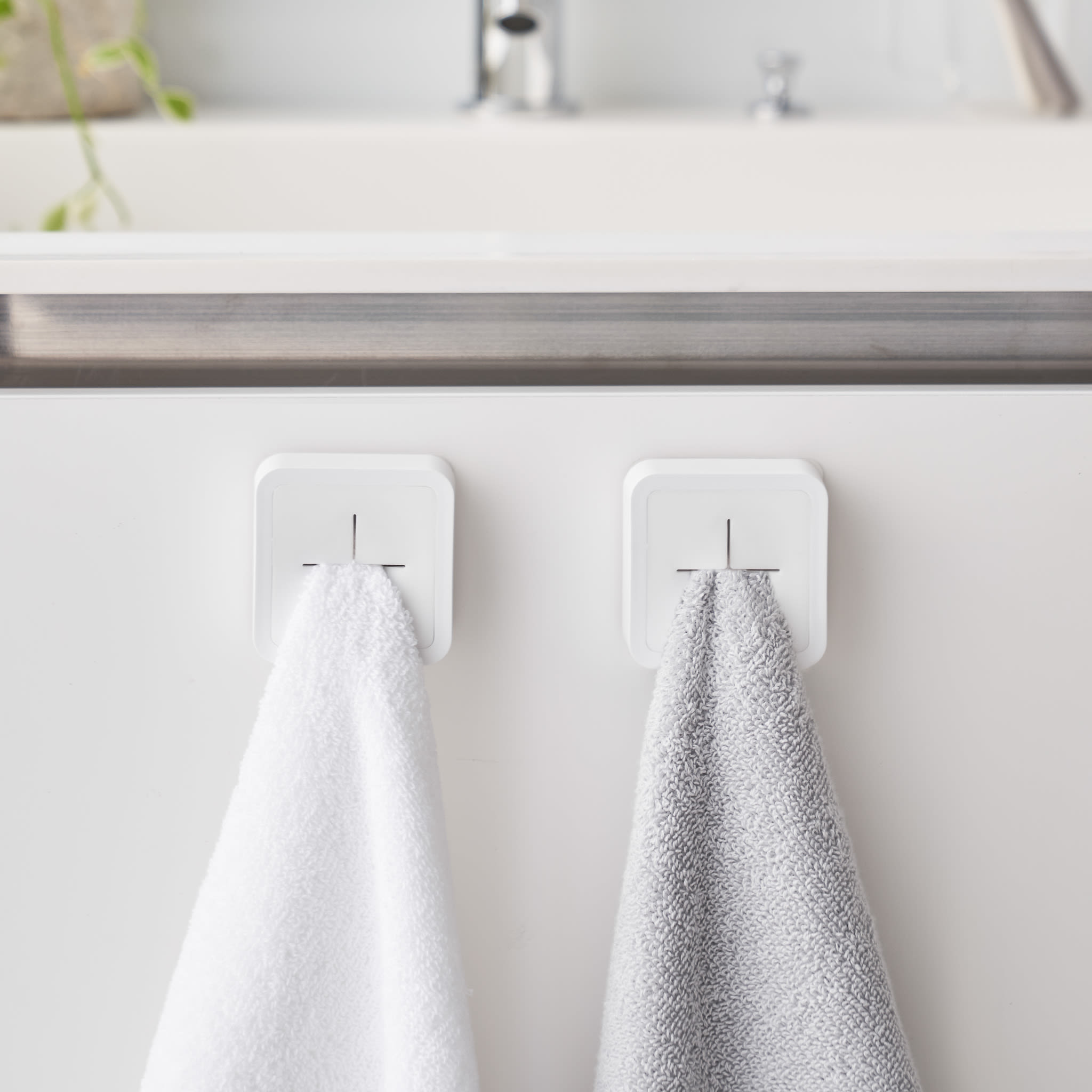 Film Hook Towel Holder : Compact & Flexible