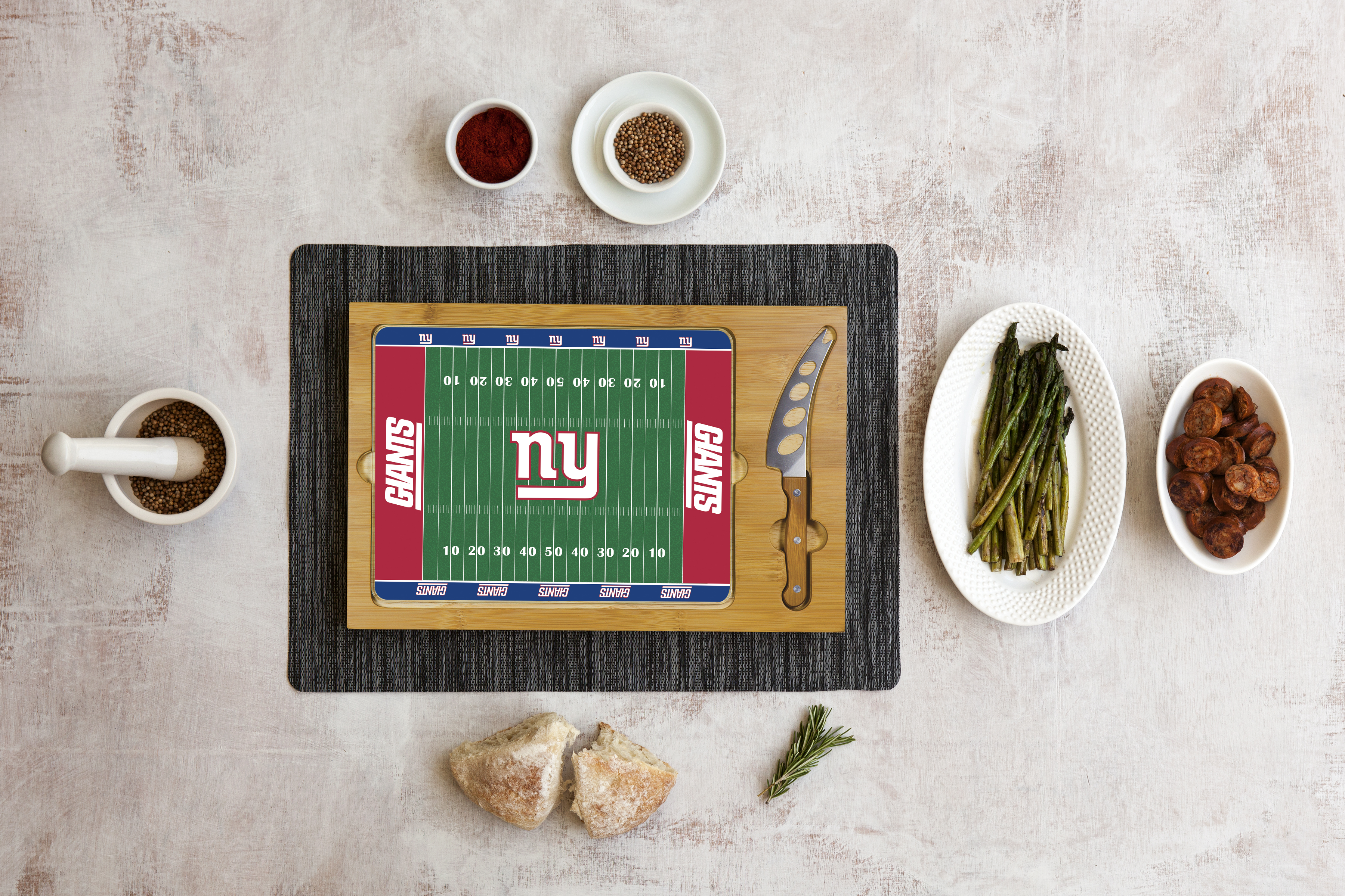 New York Giants Football Field - Icon Glass Top Cutting Board & Knife Set