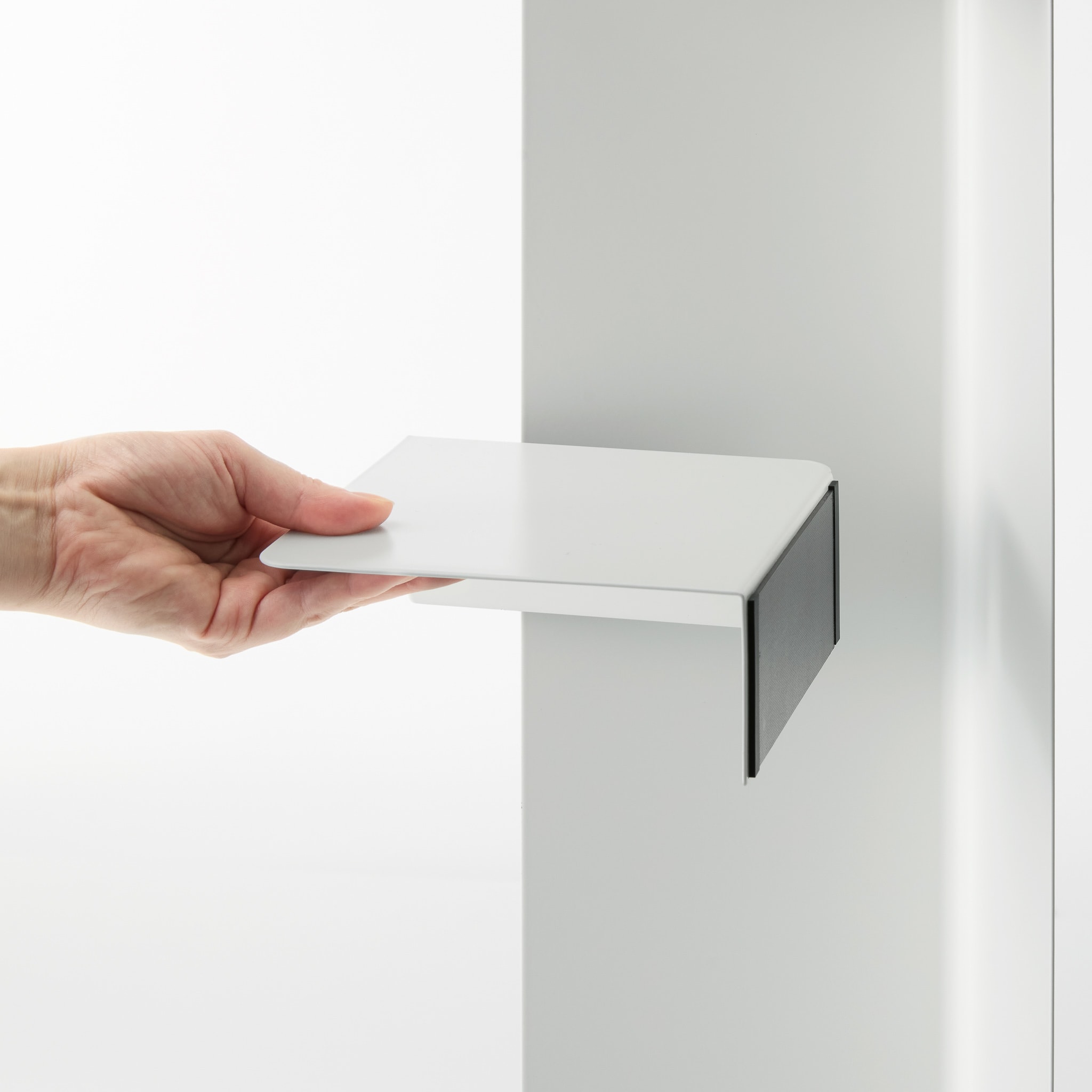 Slim Toilet Paper Stocker with Casters : Flexible magnetic shelf space