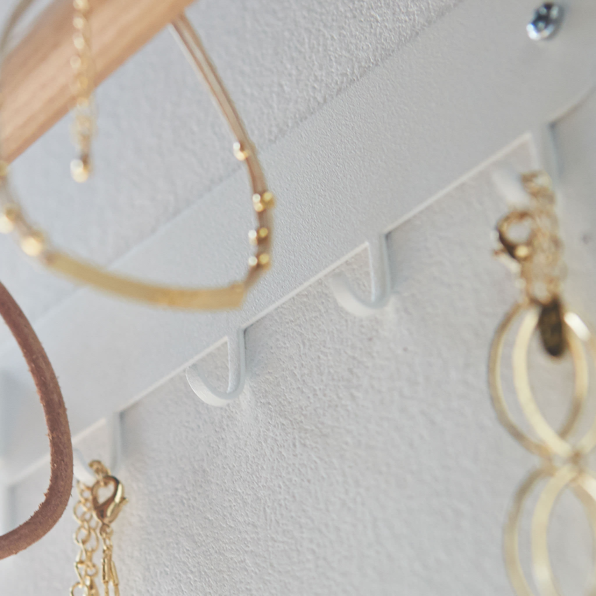 Wall-Mounted Accessory Rack : 9 Practical Hooks