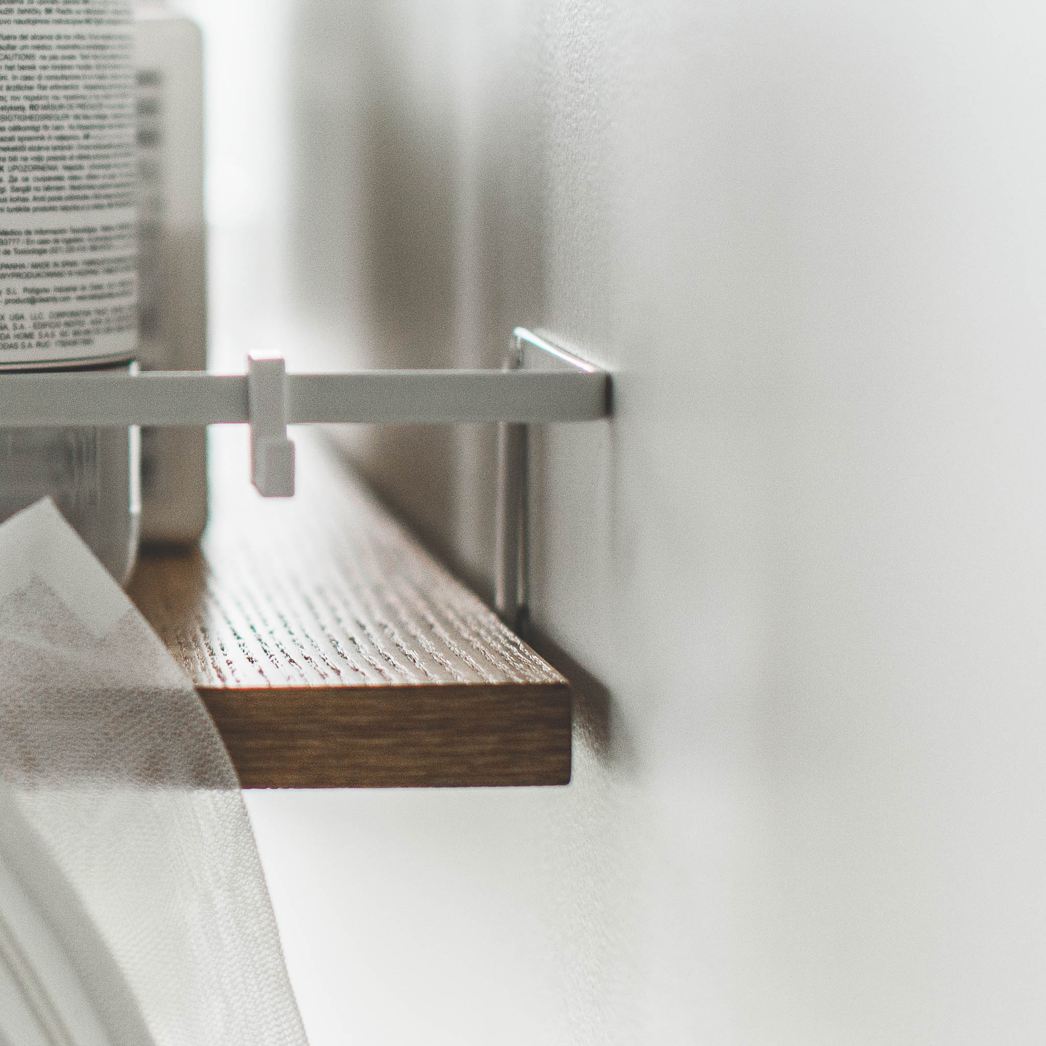 Wall-Mounted Shelf : Practical Wall Mounting