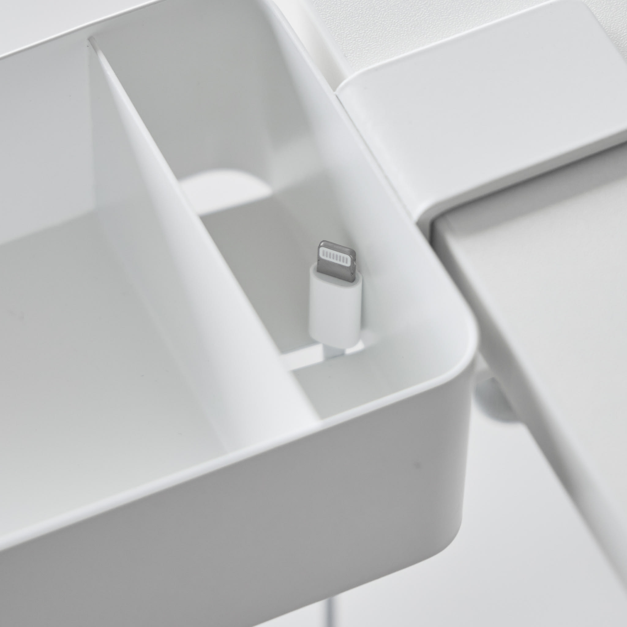 Tischseitiger Smartphone- und Tassenhalter : Bequeme Kabelöffnung