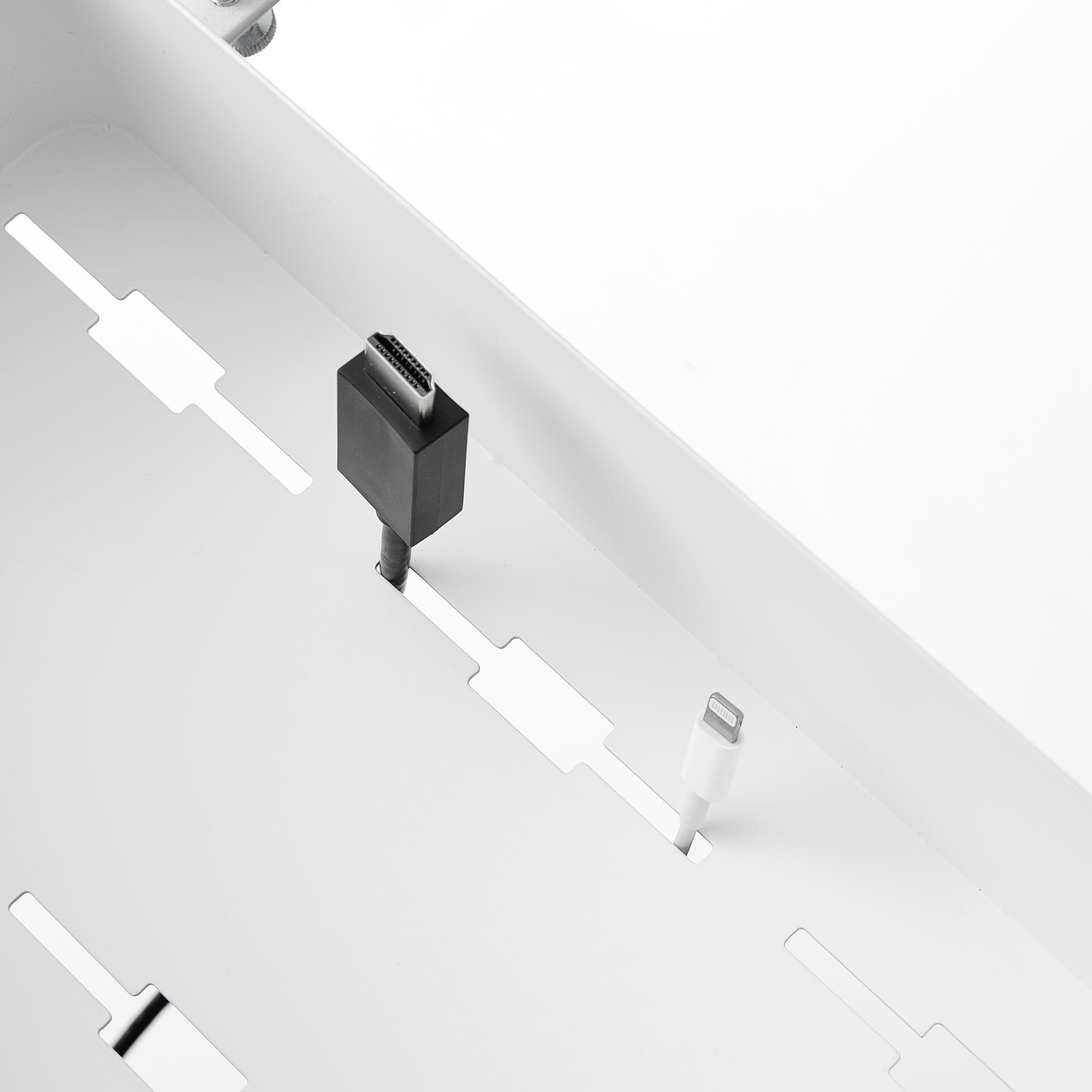 Tischseitiger Korb : Praktische Kabelöffnung