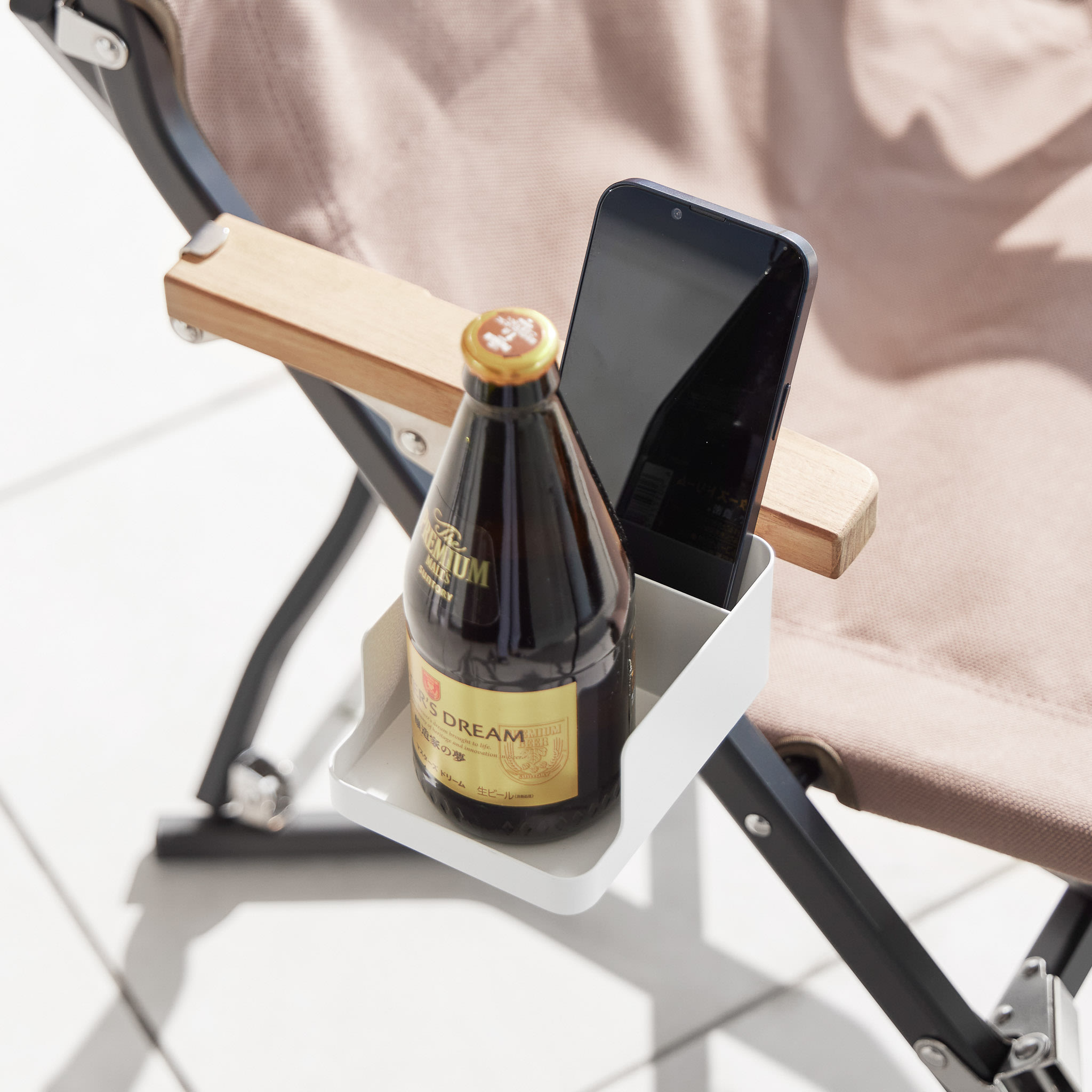 Smartphone- und Tassenhalter auf dem Tisch : Vielseitig einsetzbar